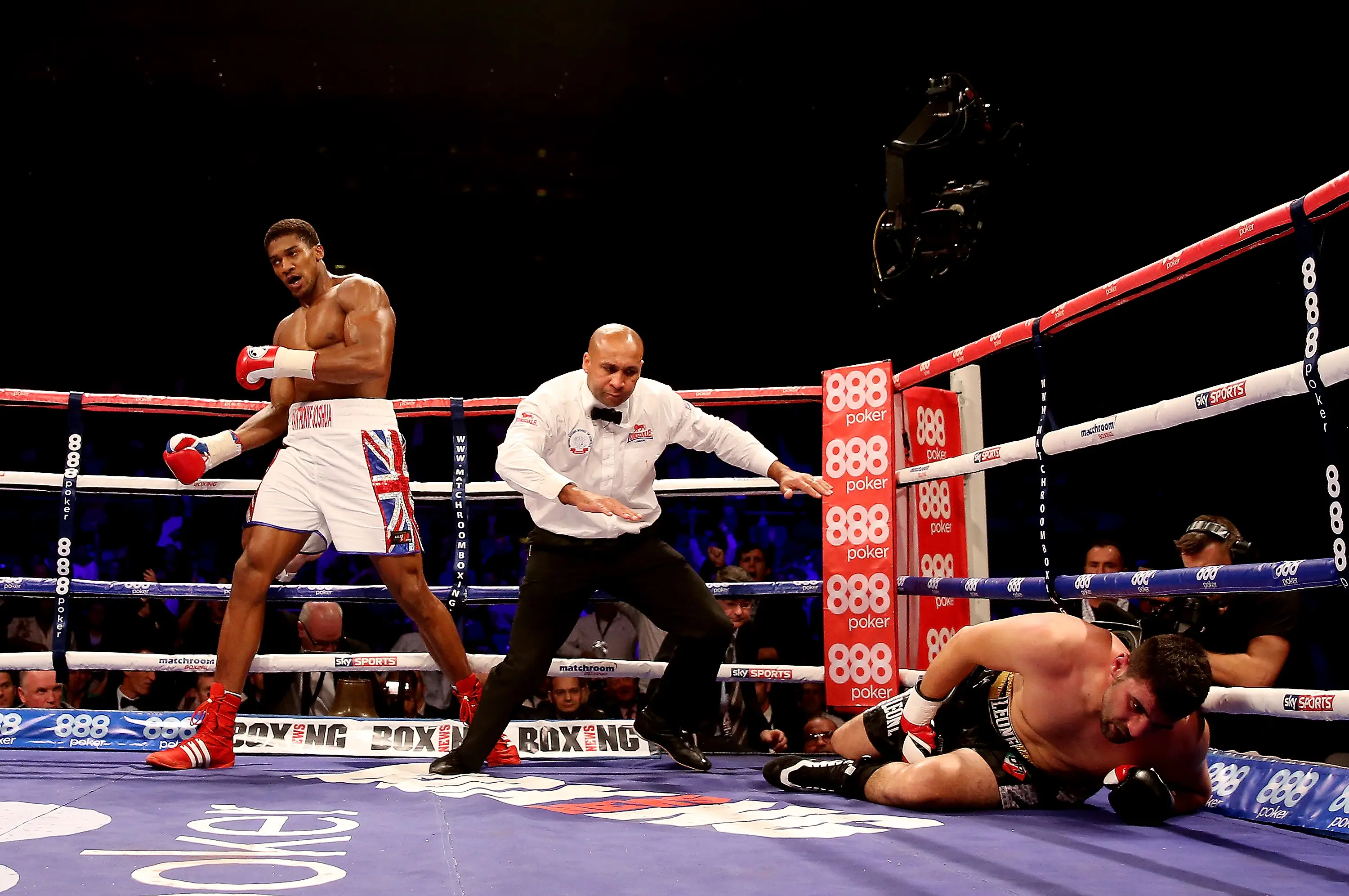Anthony Joshua defeats Emanuele Leo in pro debut (Getty)