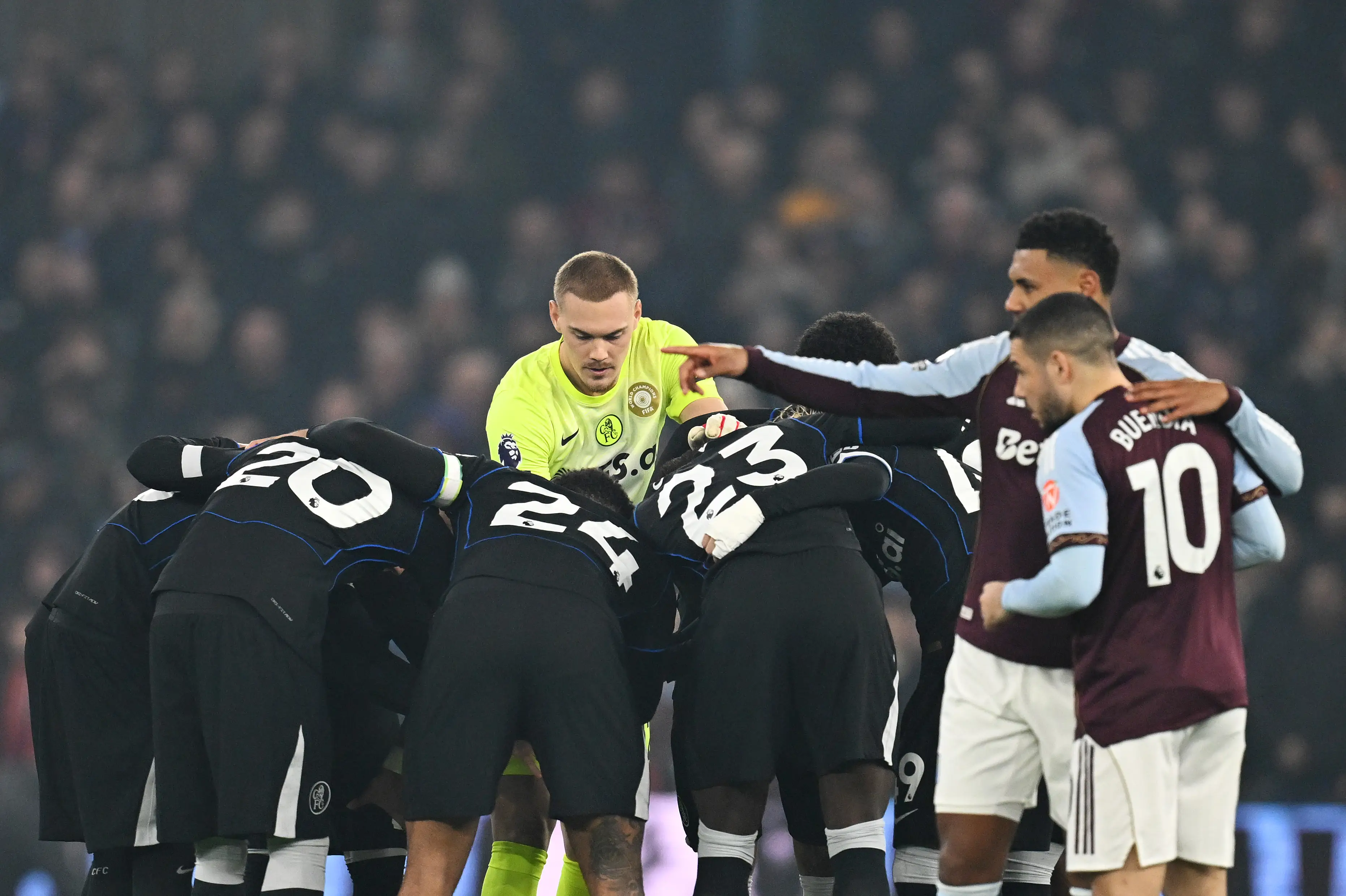 Chelsea did the huddle before the second half could kick off. Image: Getty