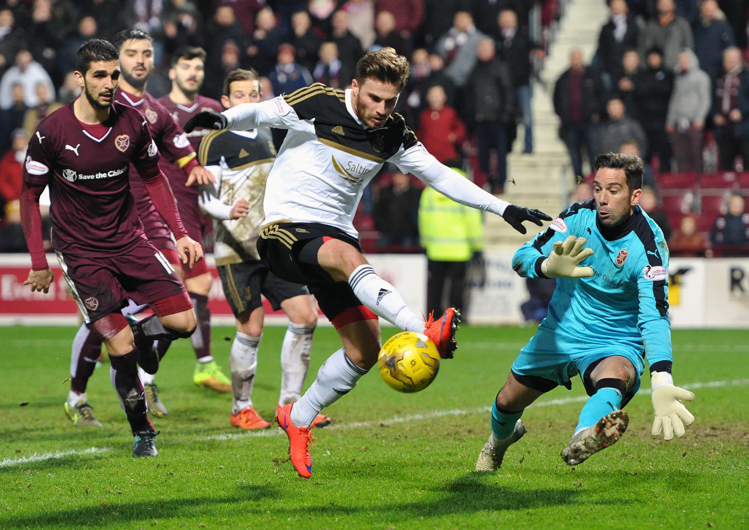 David Goodwillie (centre) playing for Aberdeen. (Image