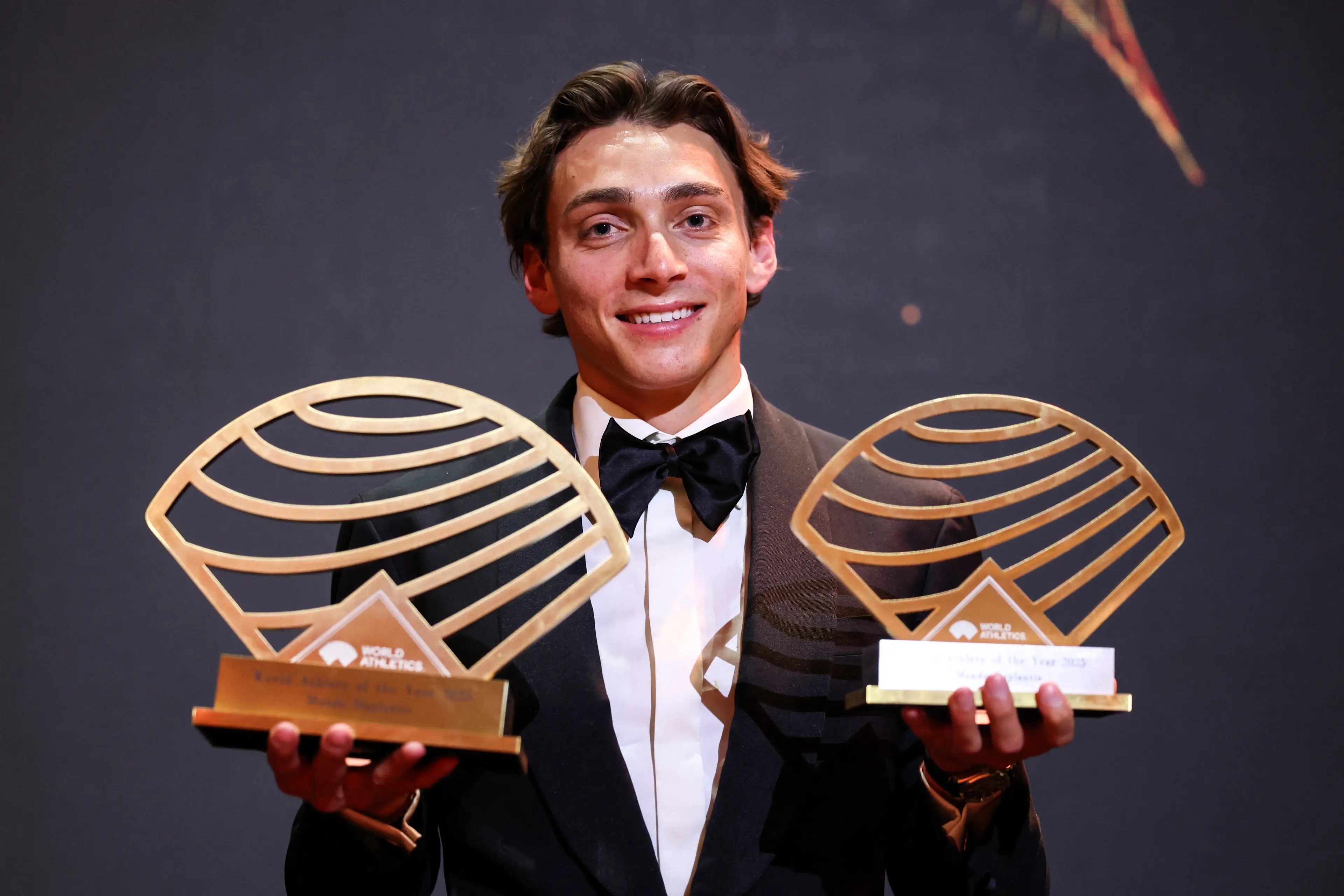 Armand Duplantis with the Men's World athlete of the year award (Image: Getty)