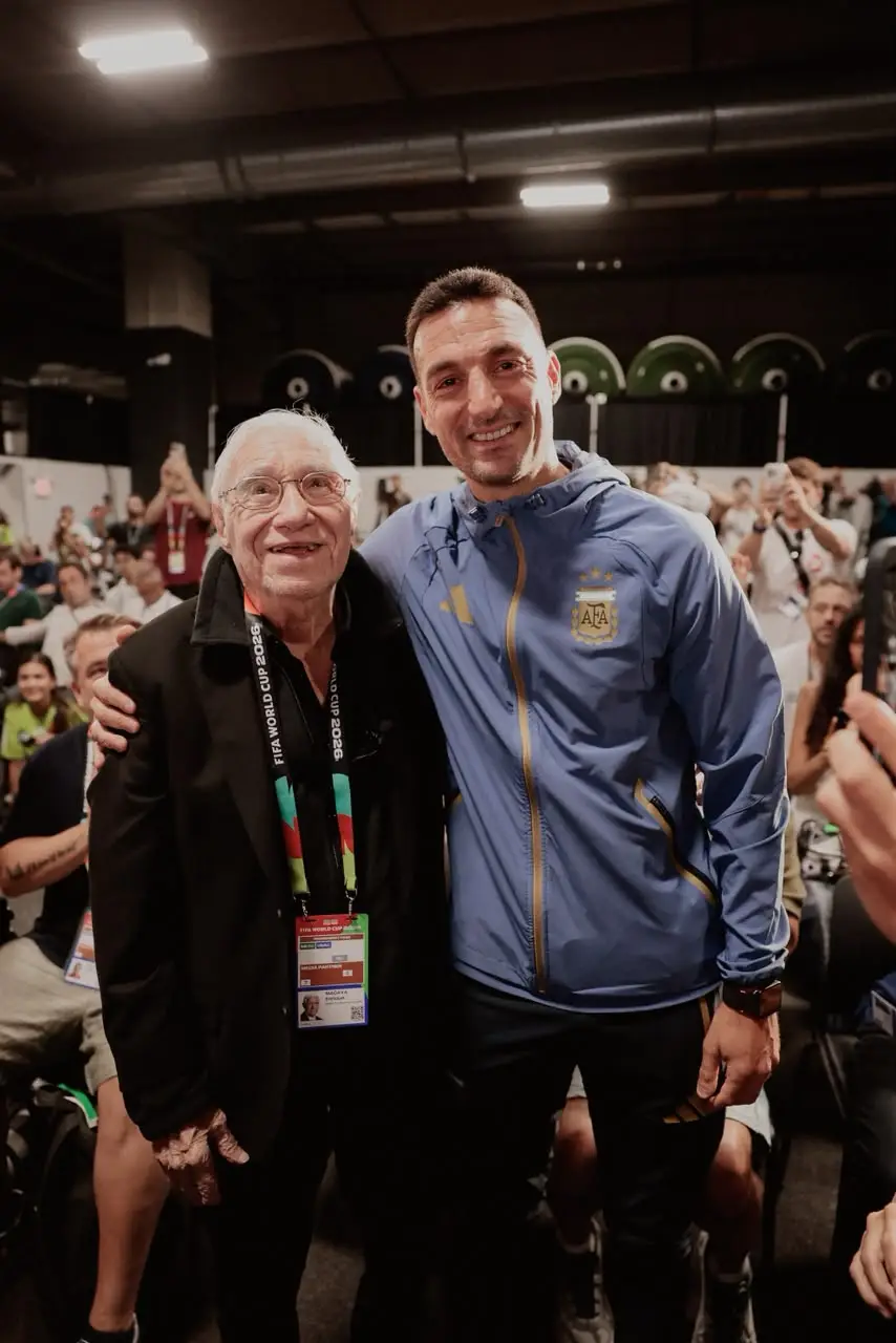 Scaloni poses for a photo with Enrique Macaya Márquez. Image credit: X/@Argentina