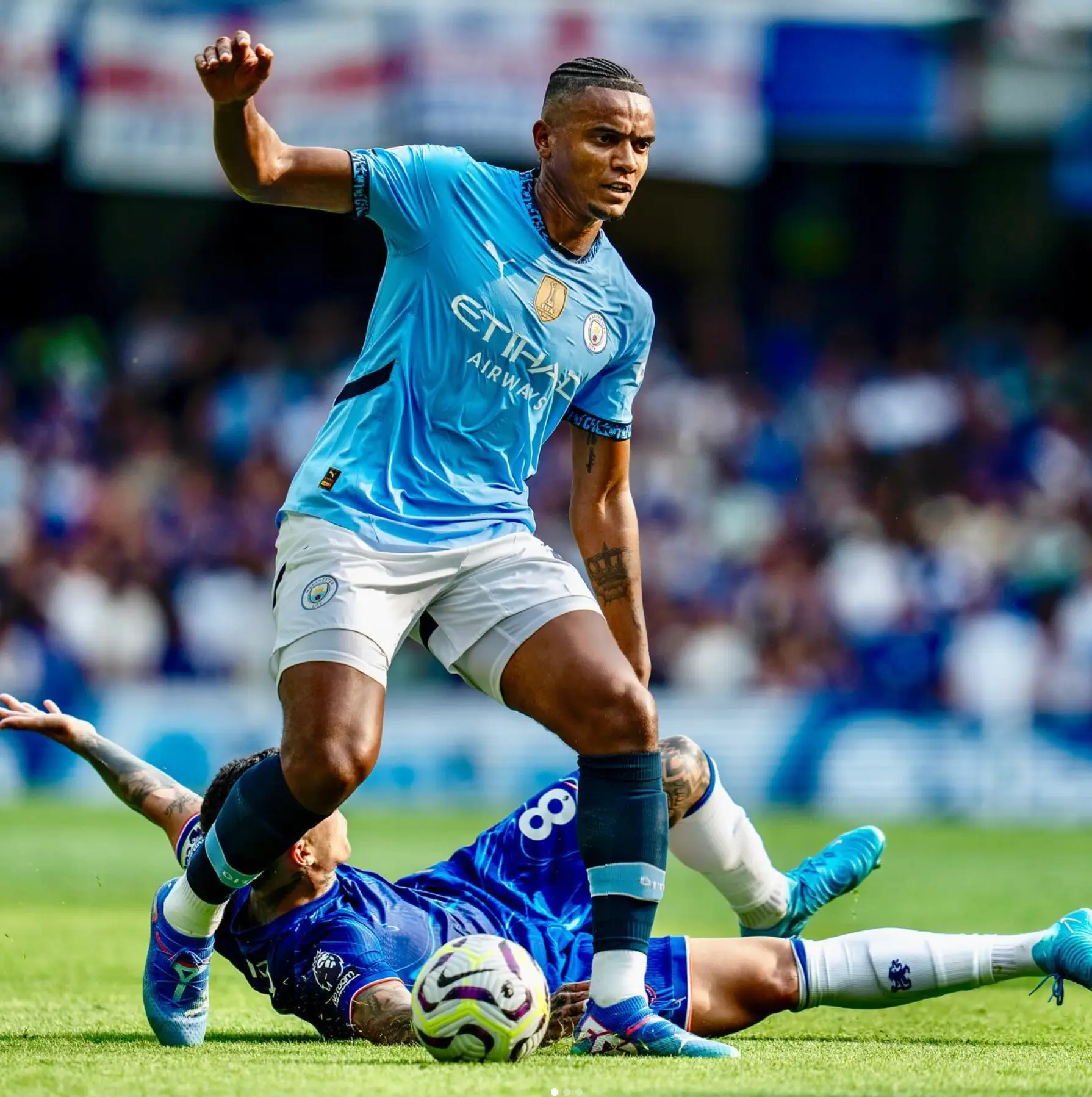 Akanji shared a photo of him battling with Fernandez [@manuelobafemiakanji]