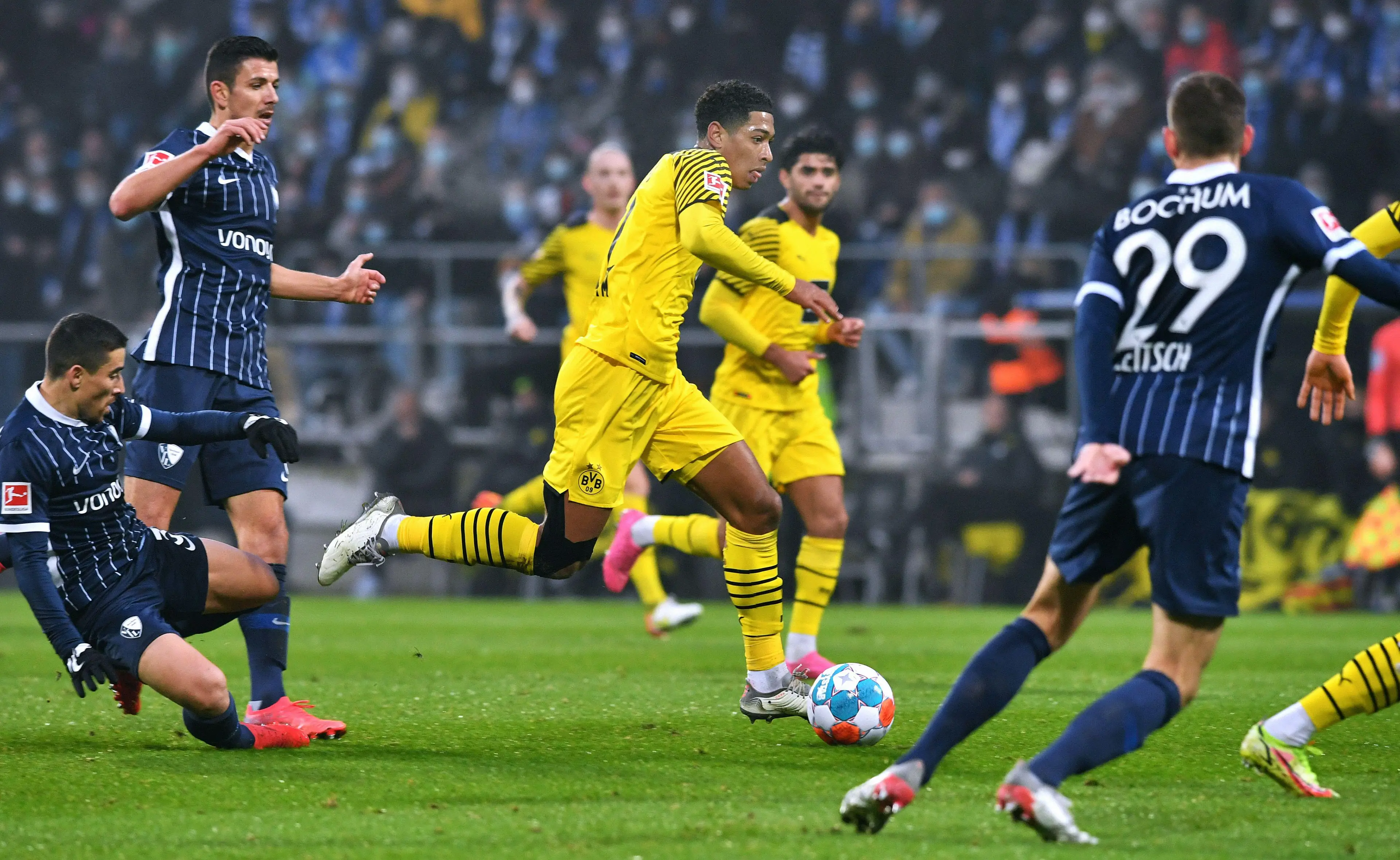 Jude Bellingham skips past two VfL Bochum players for Borussia Dortmund in the Bundesliga. (Alamy)