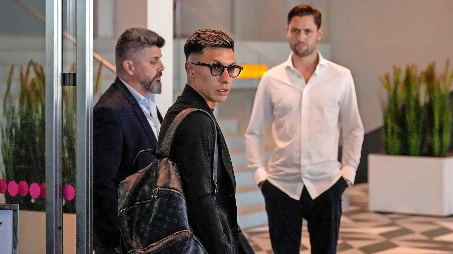 Lisnandro Martinez travels to Manchester from Amsterdam (René Bouwman)