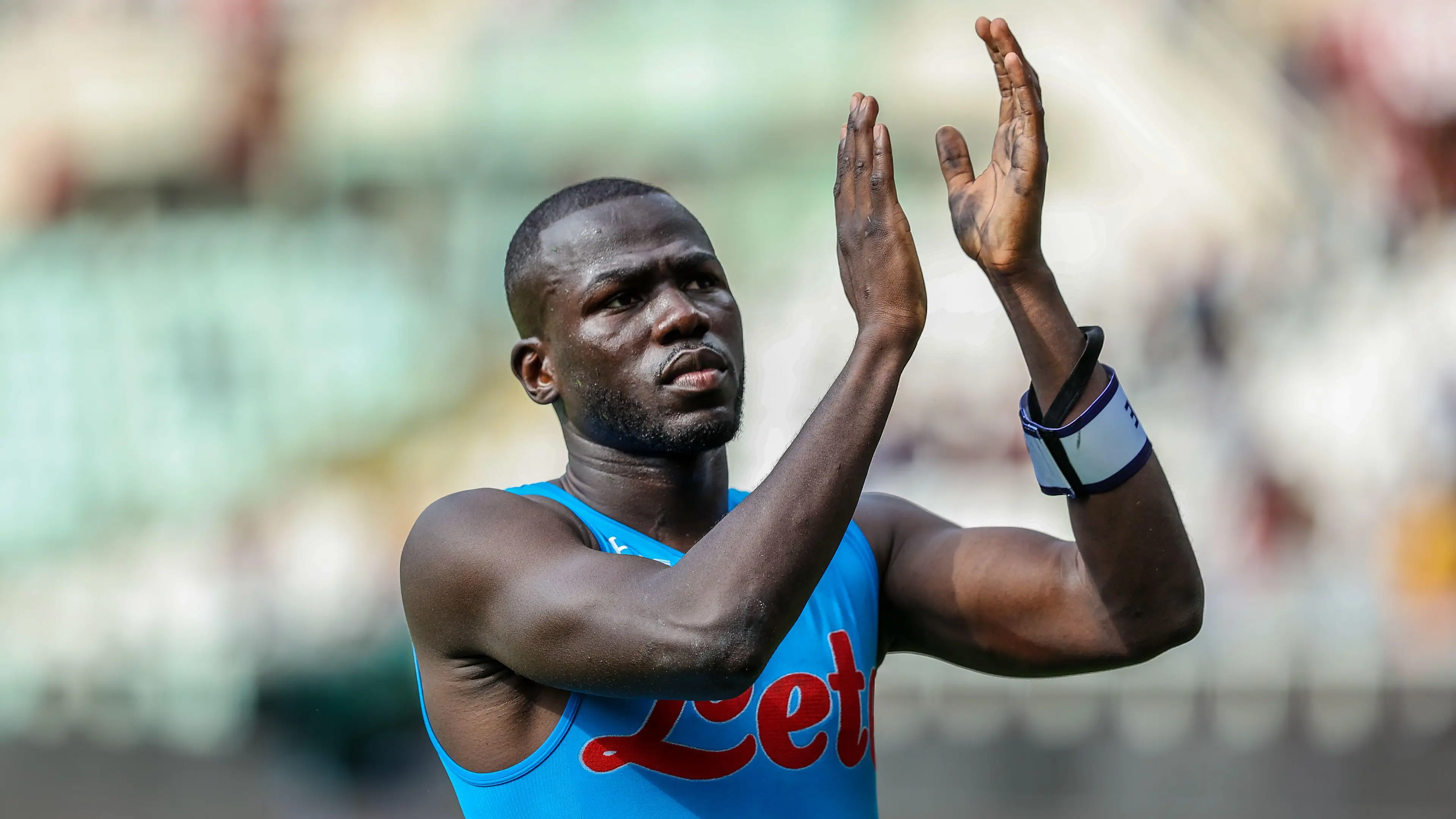 Kalidou Koulibaly greets Napoli fans during the Serie A 2021/22 football match vs Torino. (Alamy)