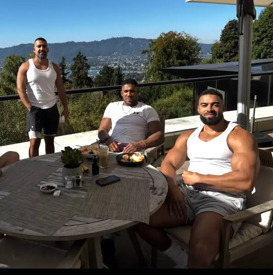Sina Ghami (left), Anthony Joshua (centre) and Latif Ayodele (right). Image: Instagram