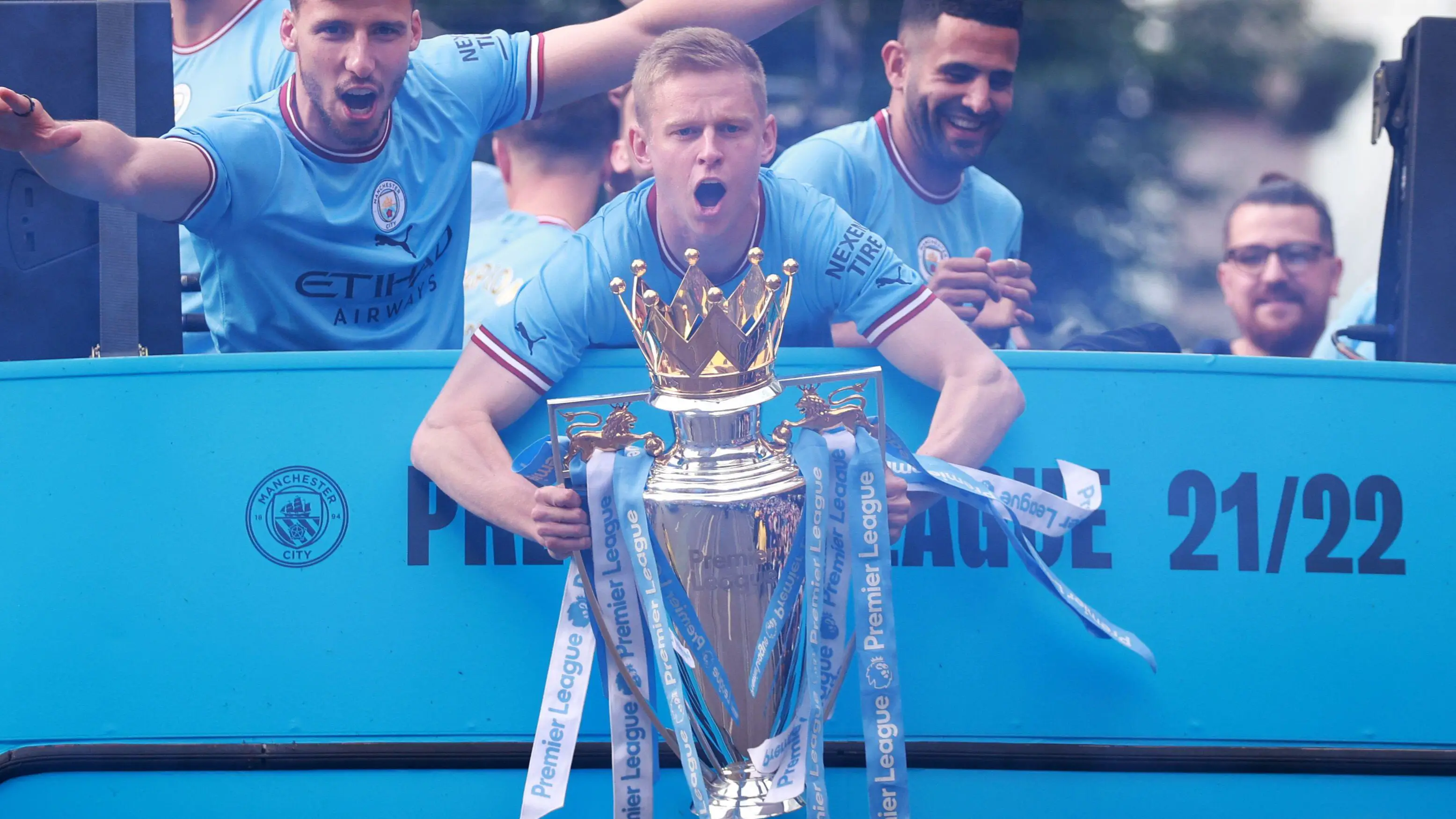 Zinchenko lifts the Premier League trophy (REUTERS / Alamy)