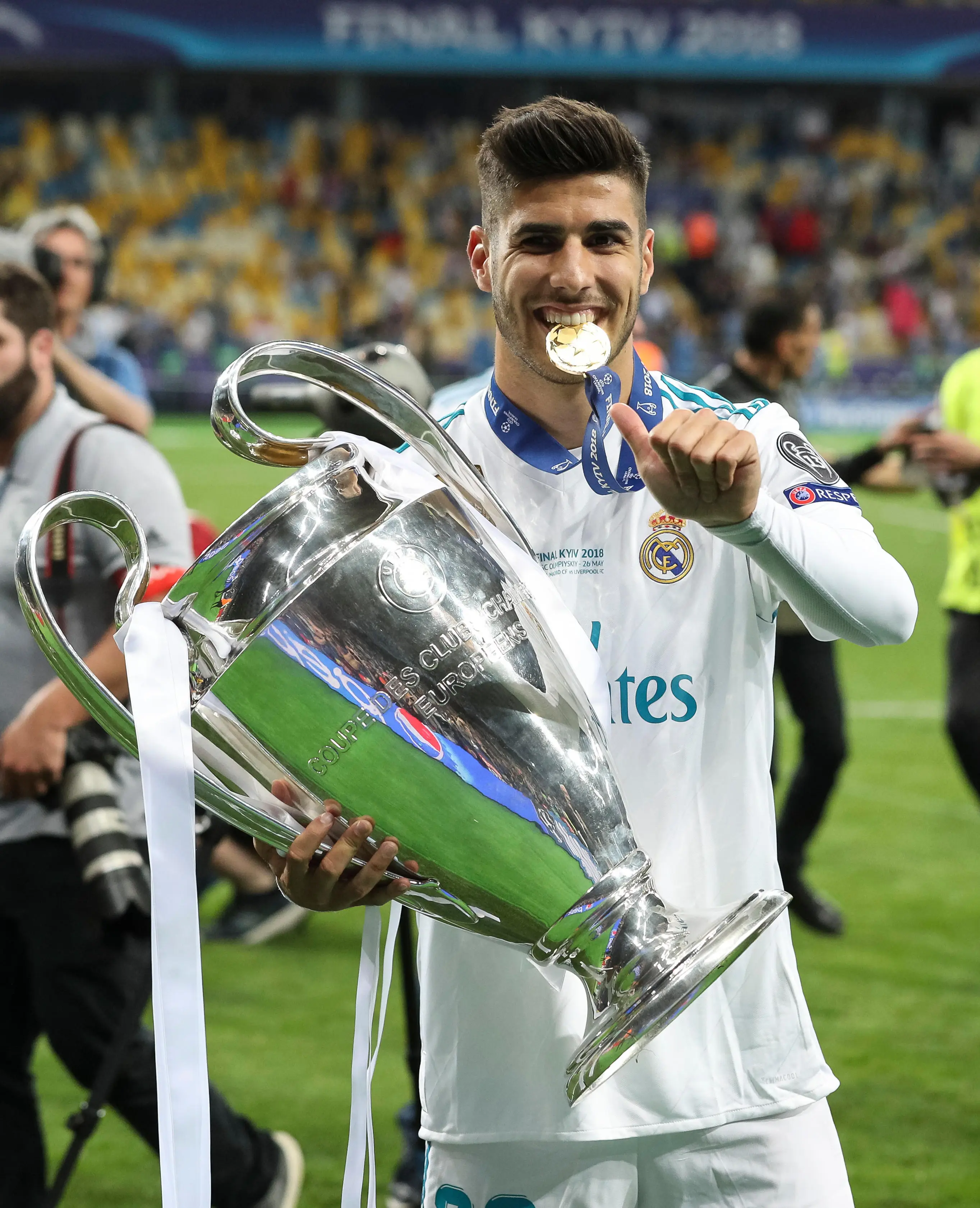 Marco Asensio with the Champions League trophy. (Alamy)
