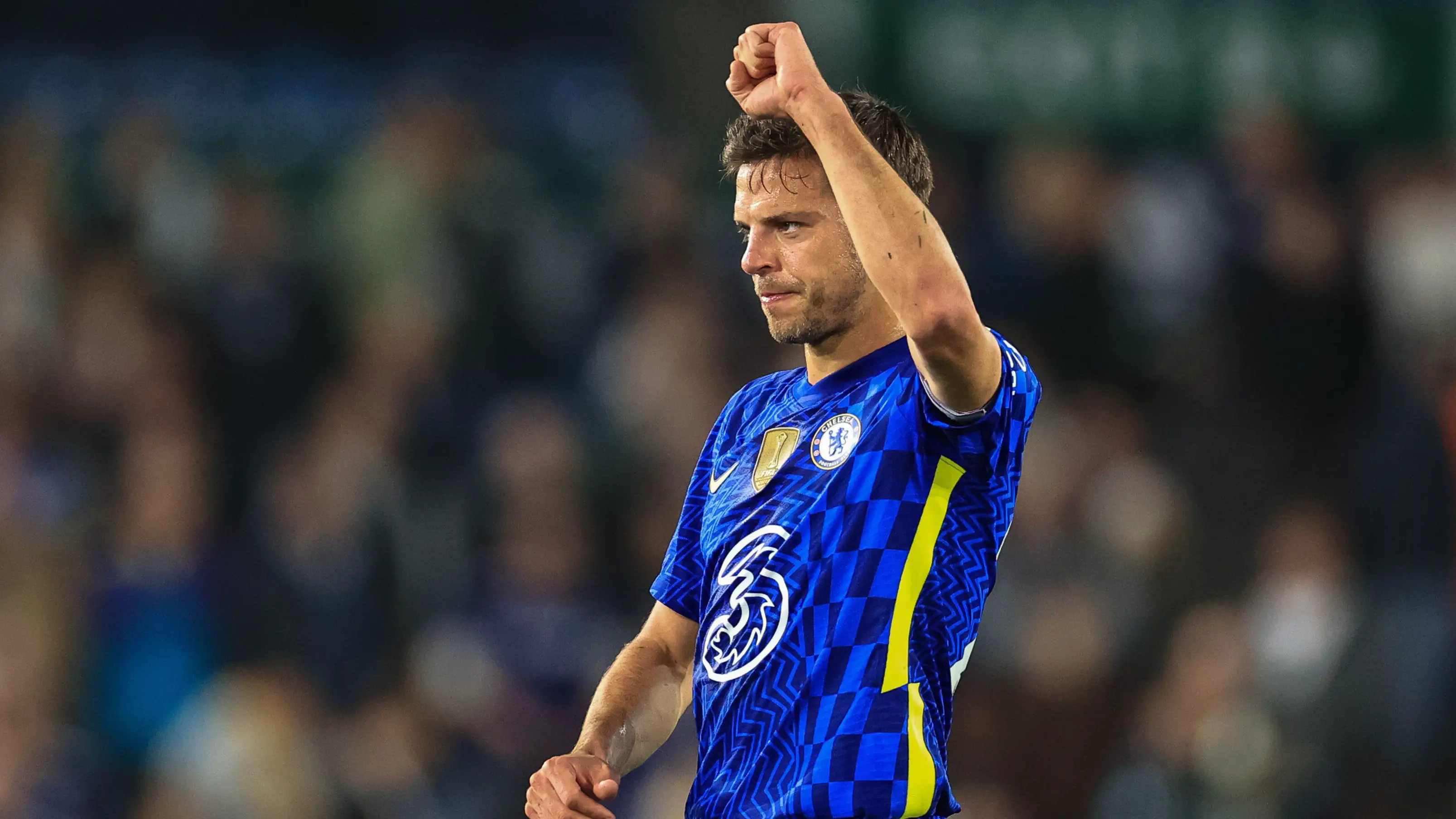 Cesar Azpilicueta of Chelsea applauds the traveling fans. (Alamy)