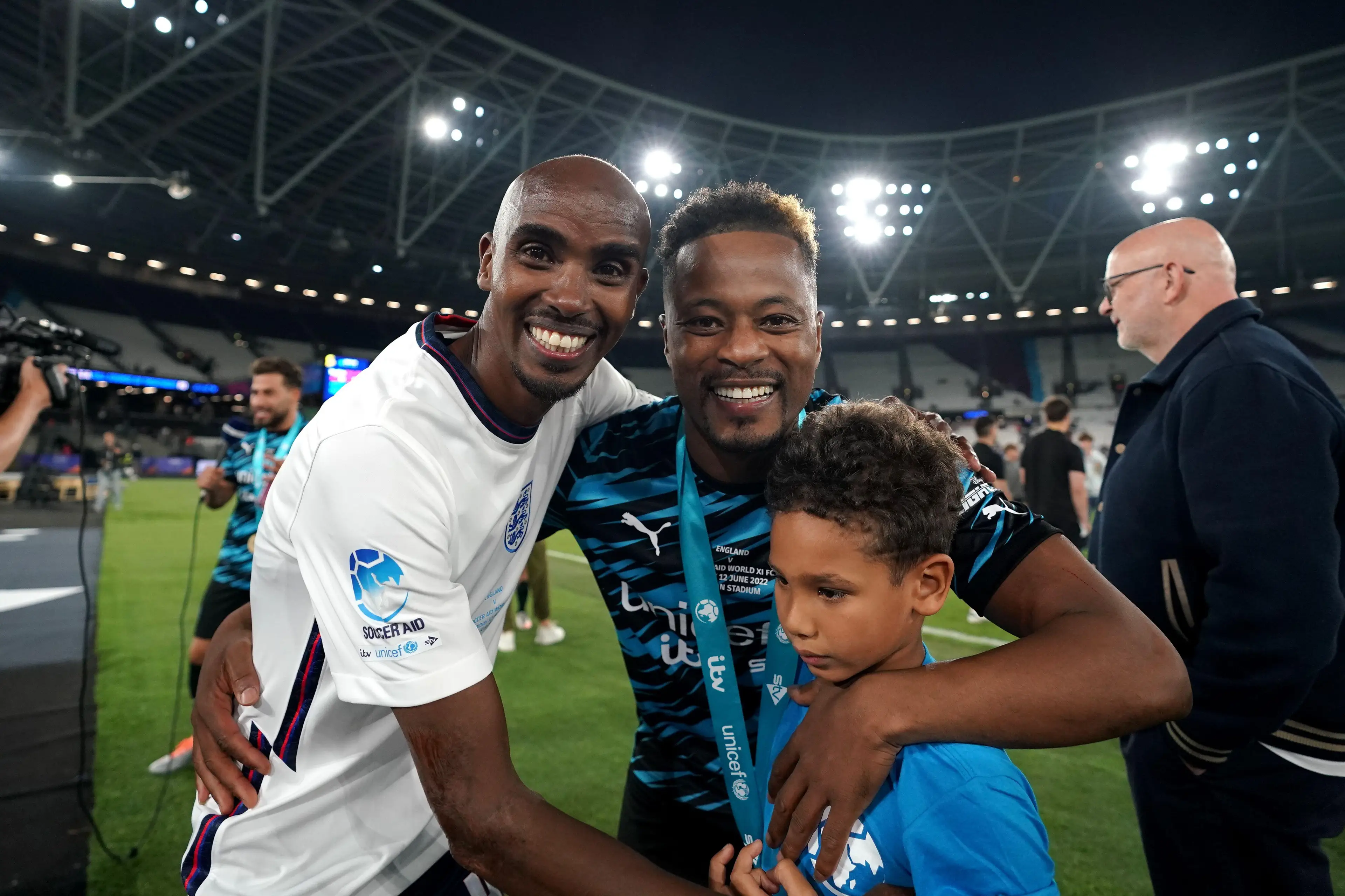 Patrice Evra and Mo Farah after full-time. (Alamy)
