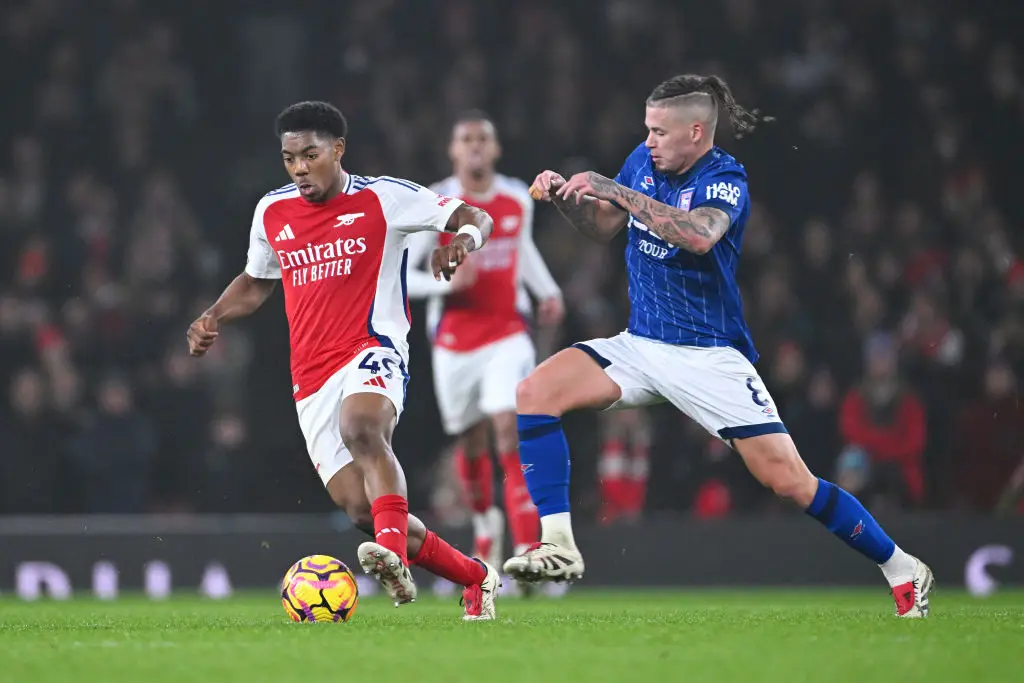 Arsenal's Myles Lewis-Skelly battles for the ball with Ipswich midfielder Kalvin Phillips (Image: Getty)