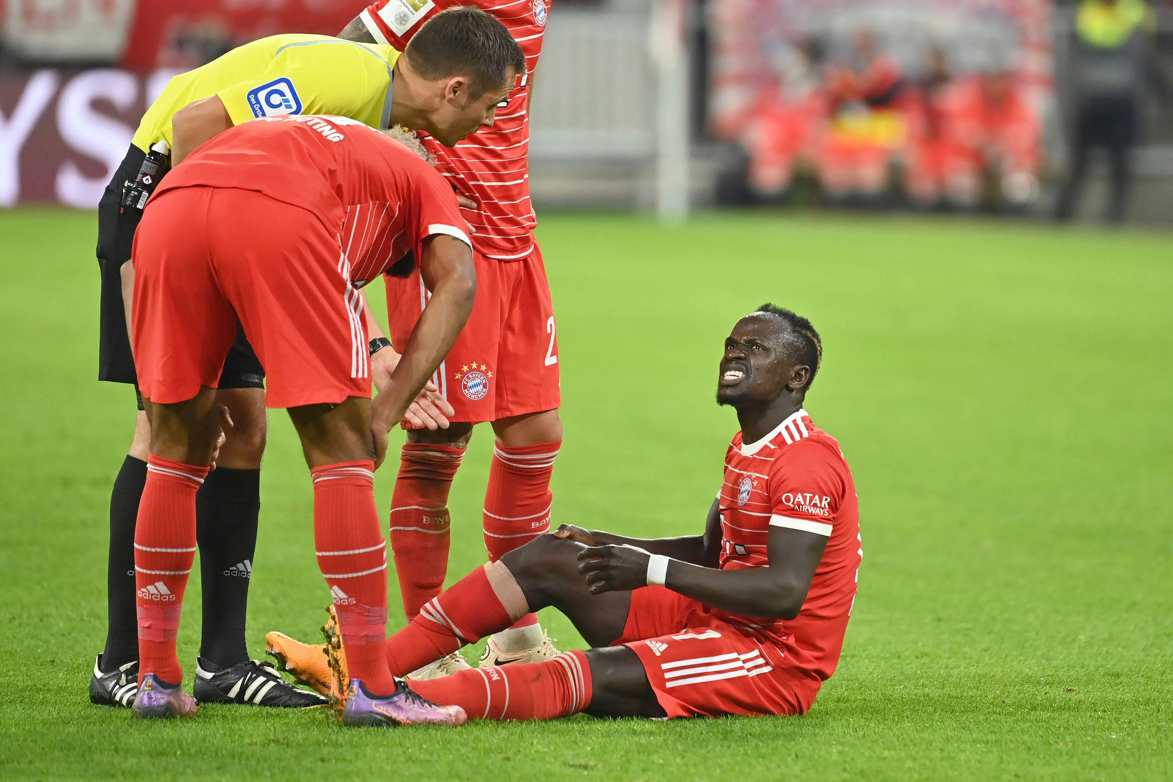 Sadio Mane grimaces as he suffers knock. Image: Alamy