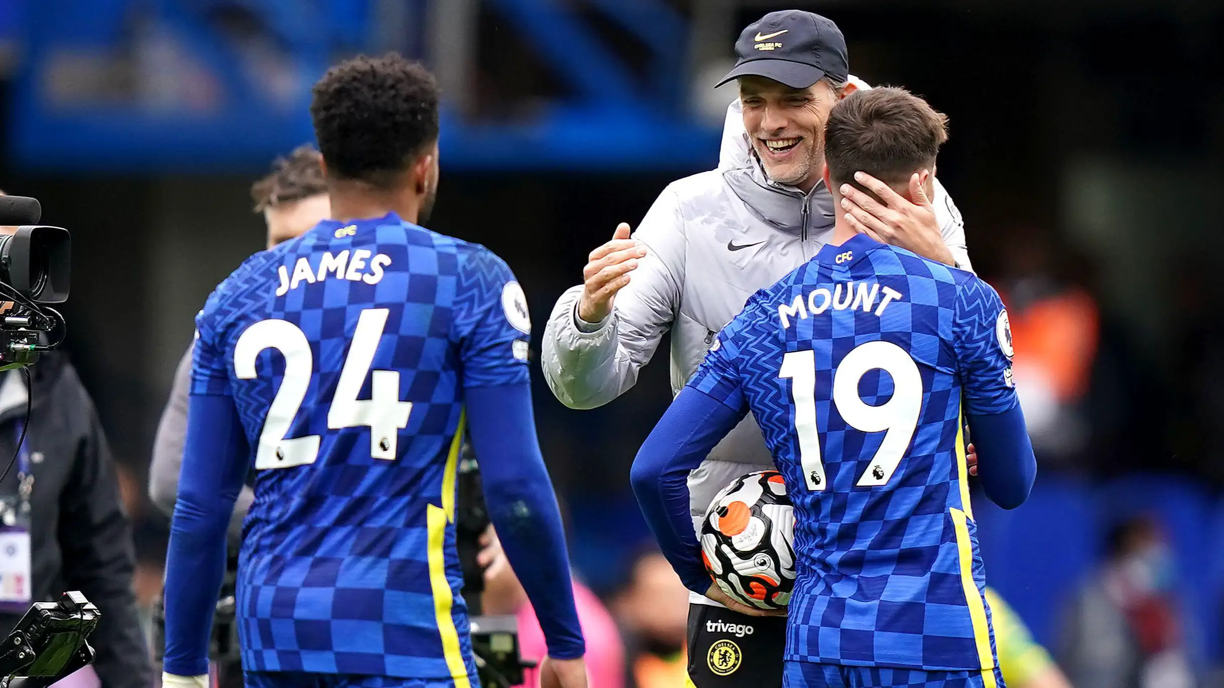 Chelsea manager Thomas Tuchel (centre) celebrates with Mason Mount (right) after the final whistle in the Premier League match. (Alamy)