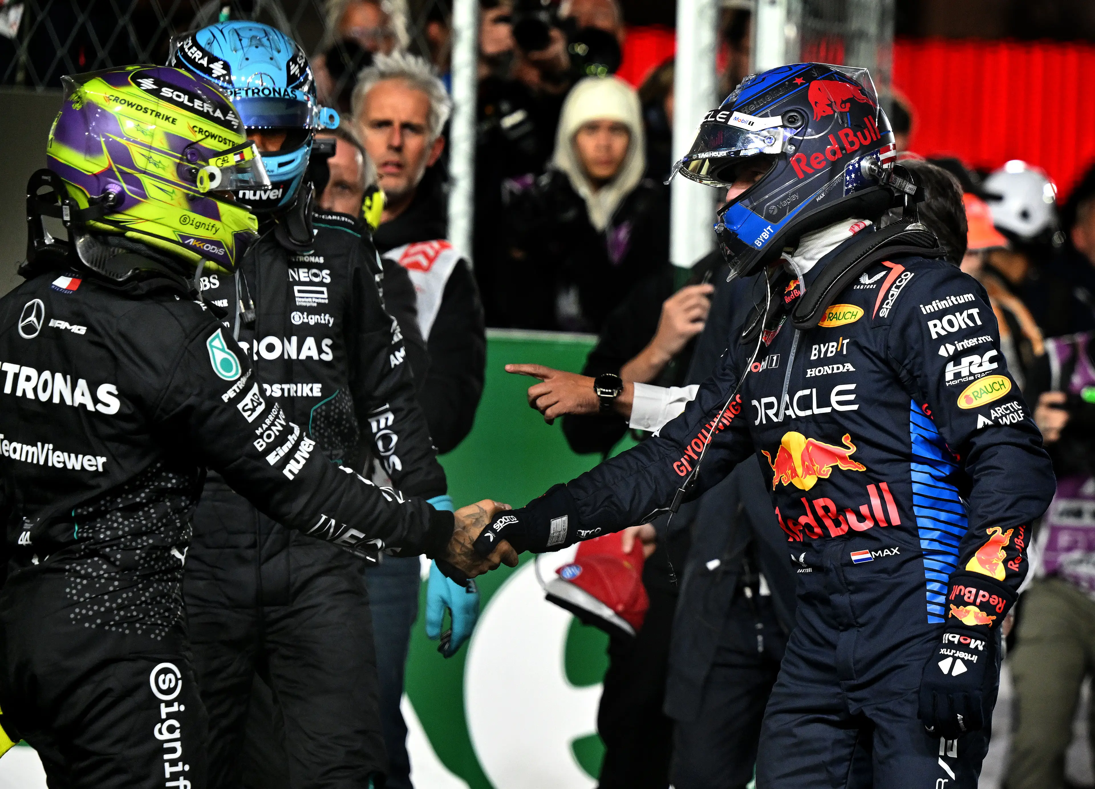 Lewis Hamilton congratulates Max Verstappen on his fourth world title in F1. Image: Getty