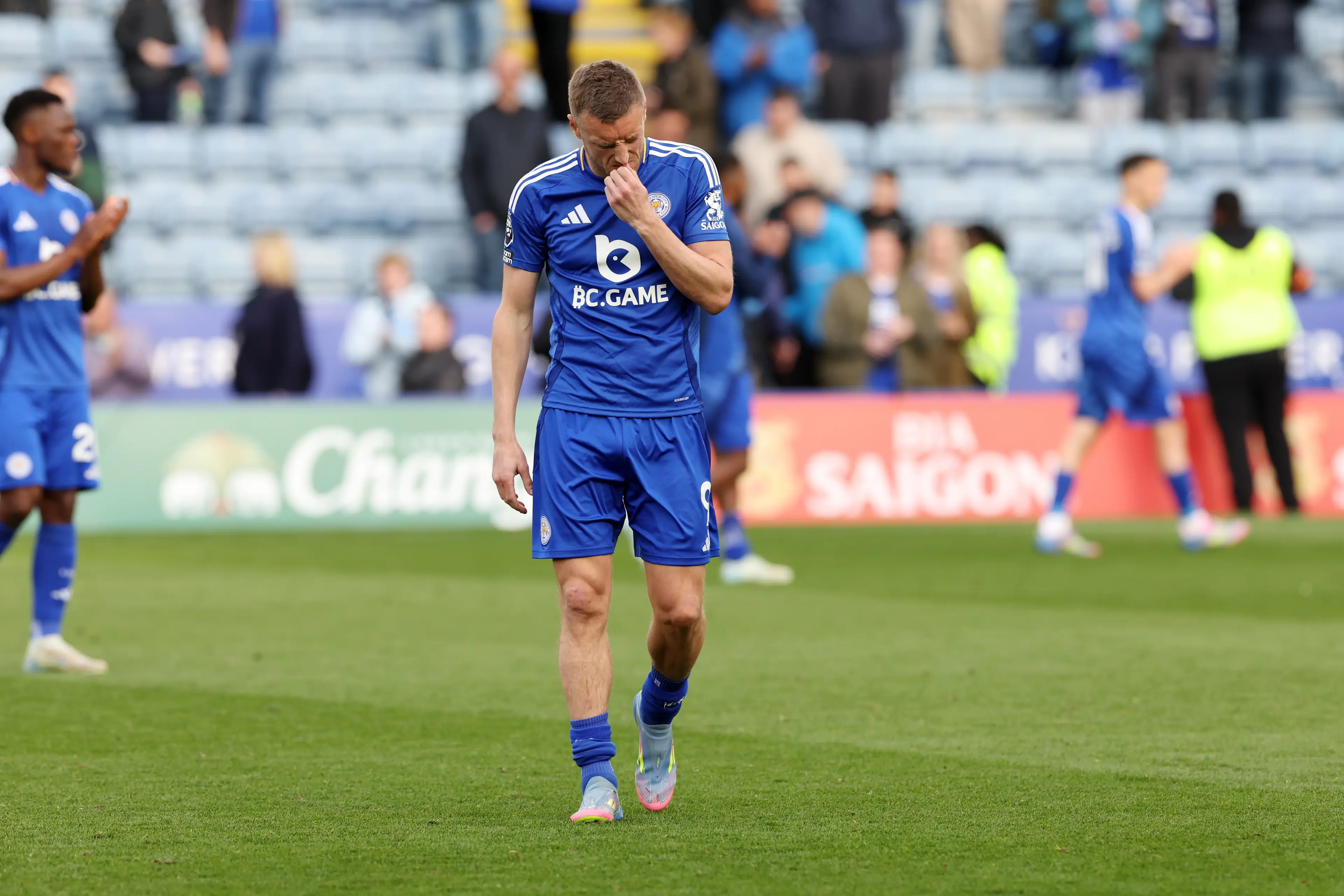 Jamie Vardy cuts a dejected figure following Leicester City's defeat to Liverpool. Image: Getty 