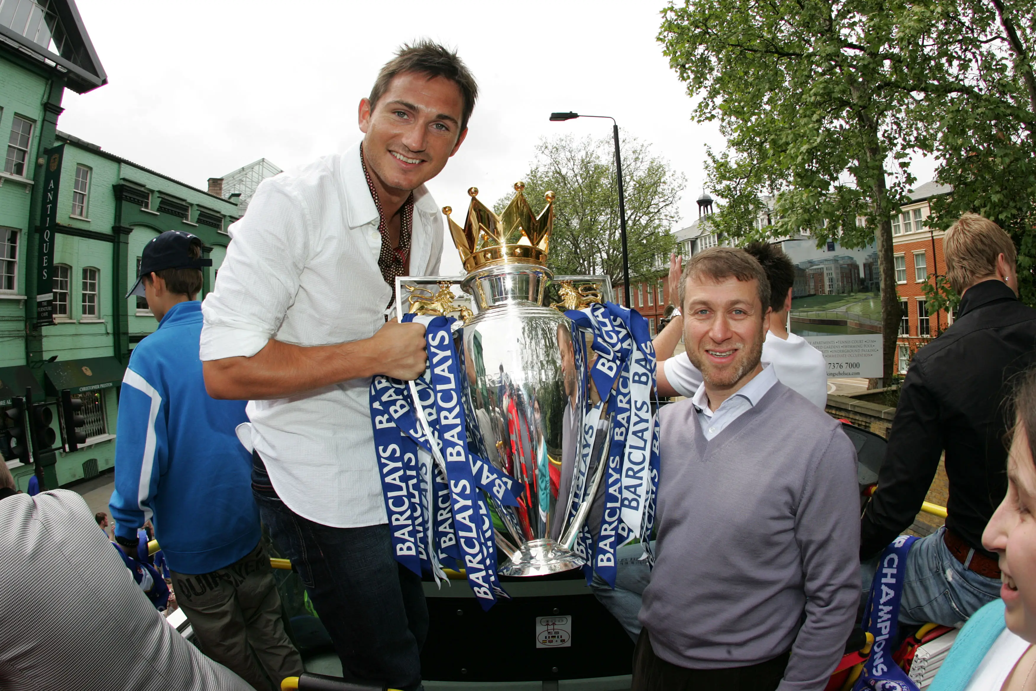 Frank Lampard and Roman Abramovich celebrate a Premier League title. Image: Getty 