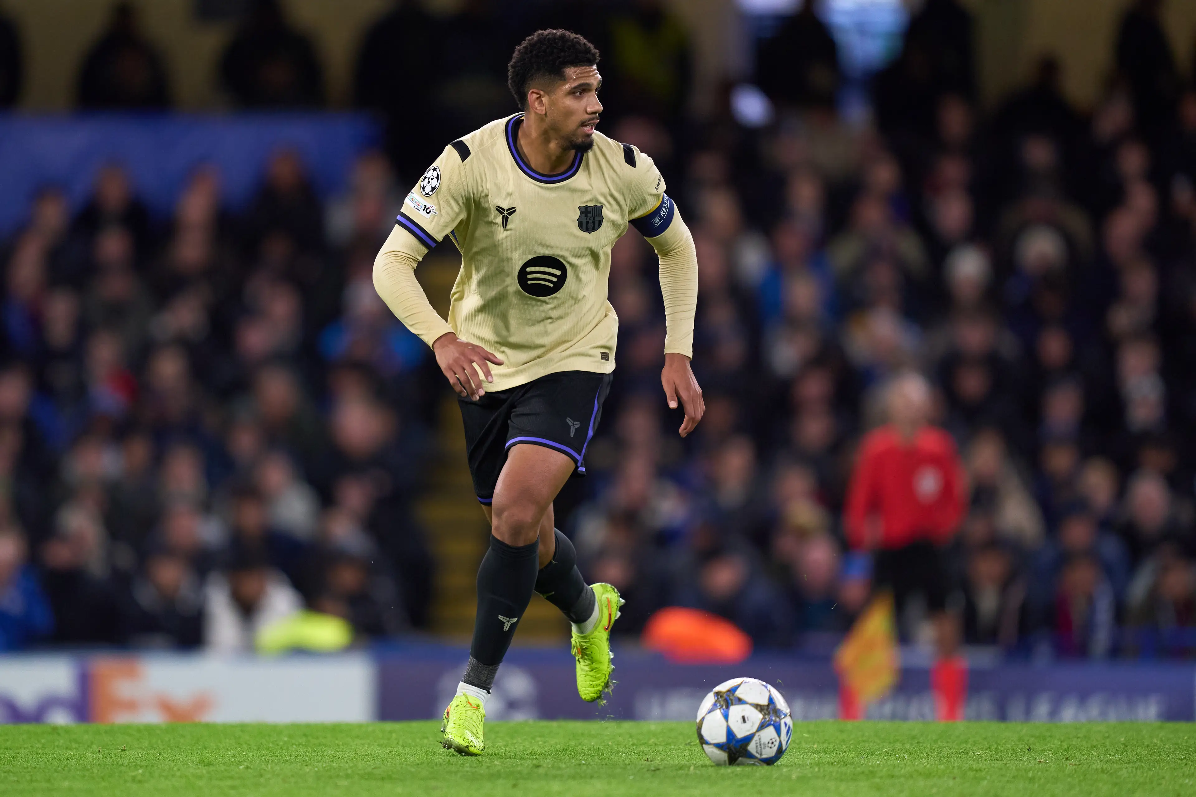 Ronald Araujo in action against Chelsea. Image: Getty 