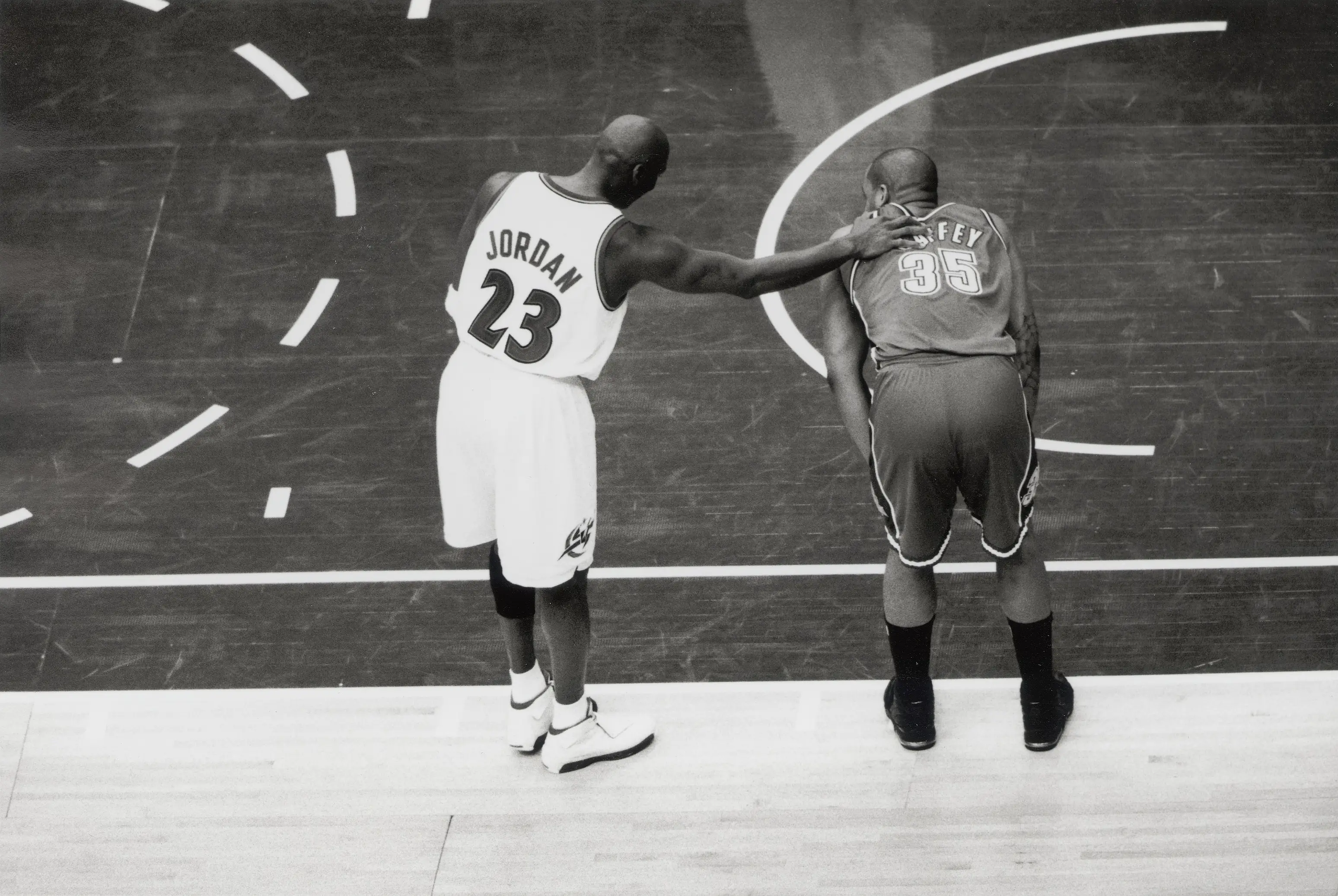 Michael Jordan and Jason Caffey (Getty Images/gettyimages.co.uk)