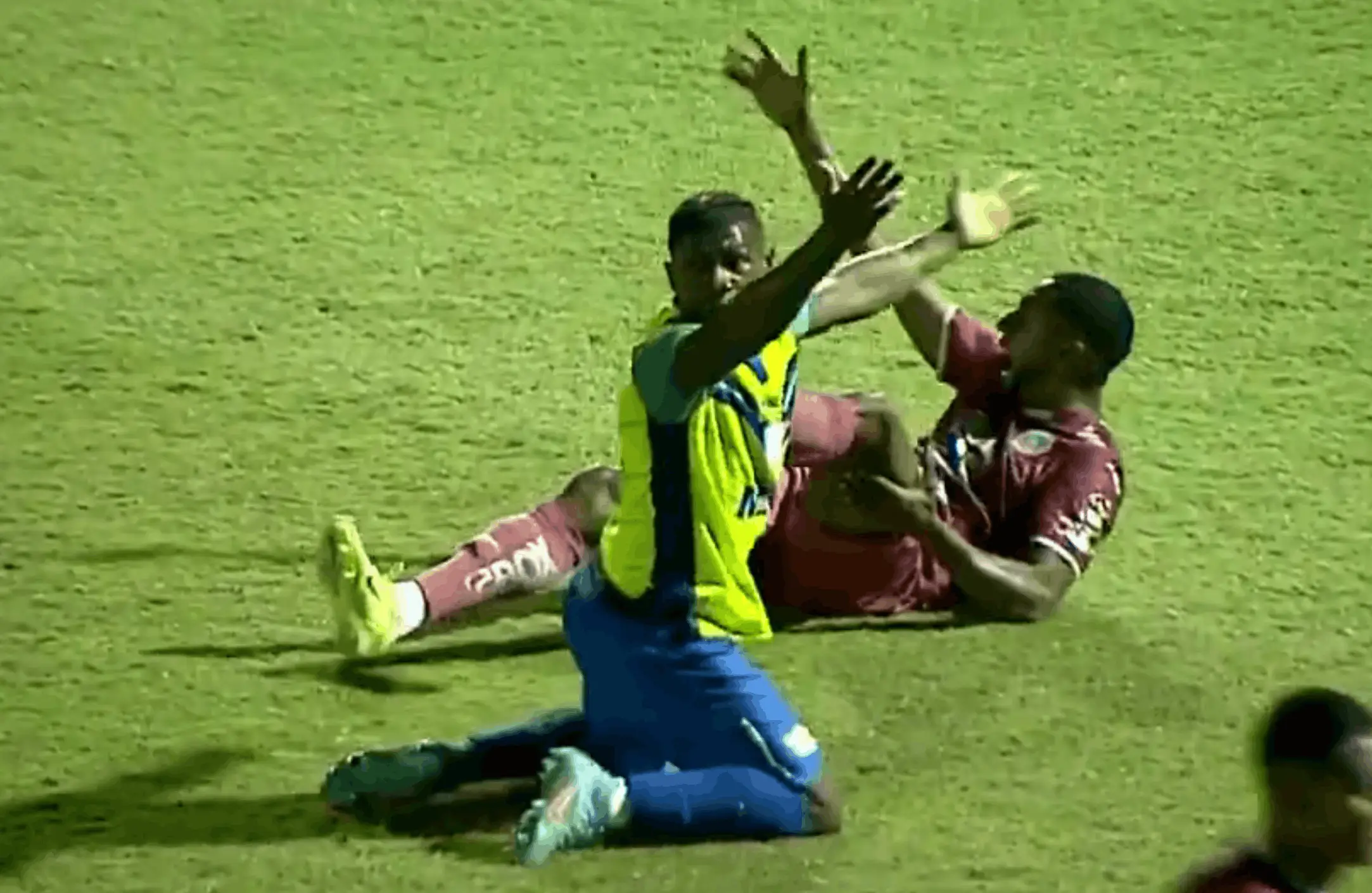 Romario required urgent medical treatment after suffering the injury (Image: Deportes TVC)