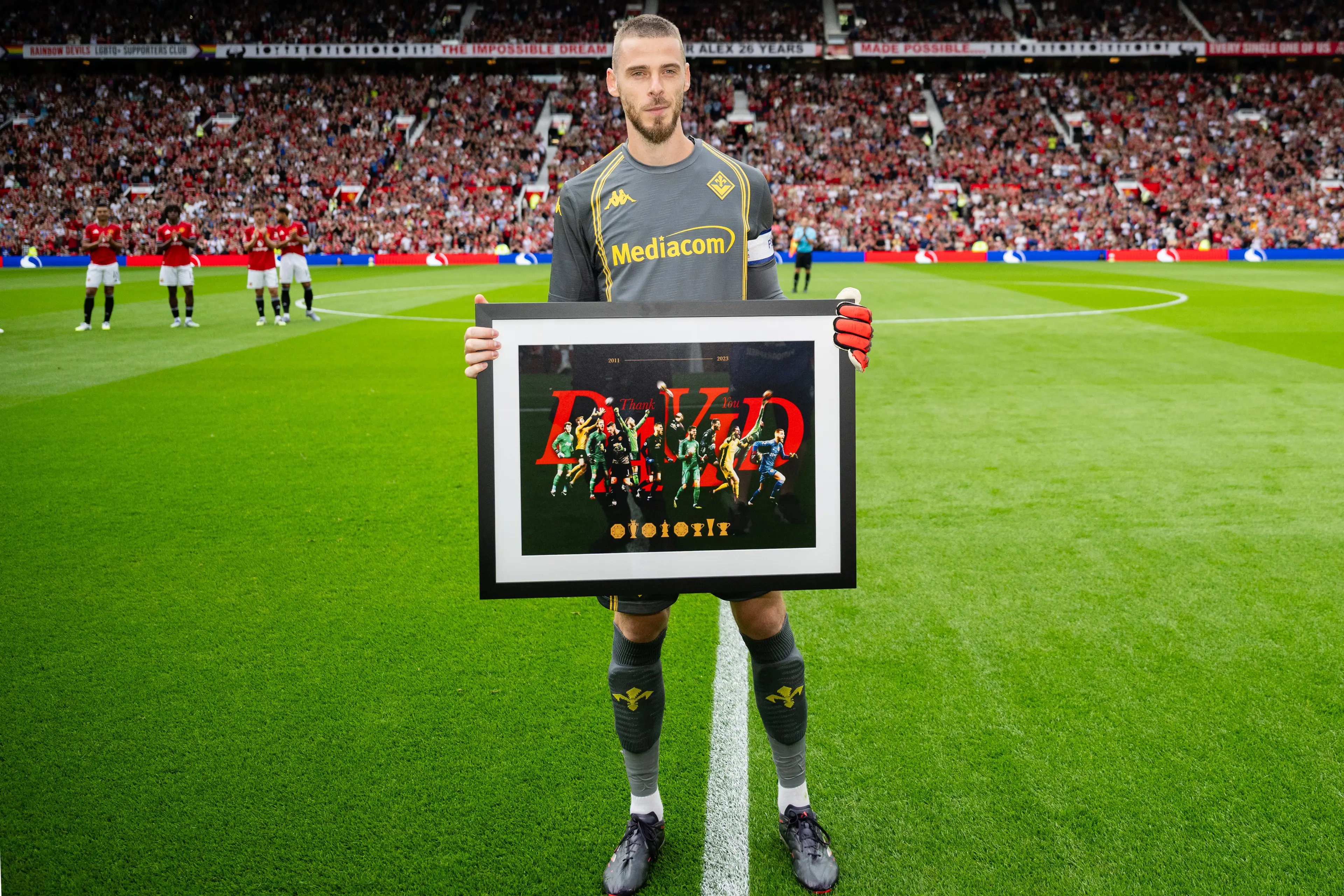 De Gea poses with a framed picture prior to the pre-season friendly match between Manchester United and Fiorentina on August 9, 2025. Image credit: Getty
