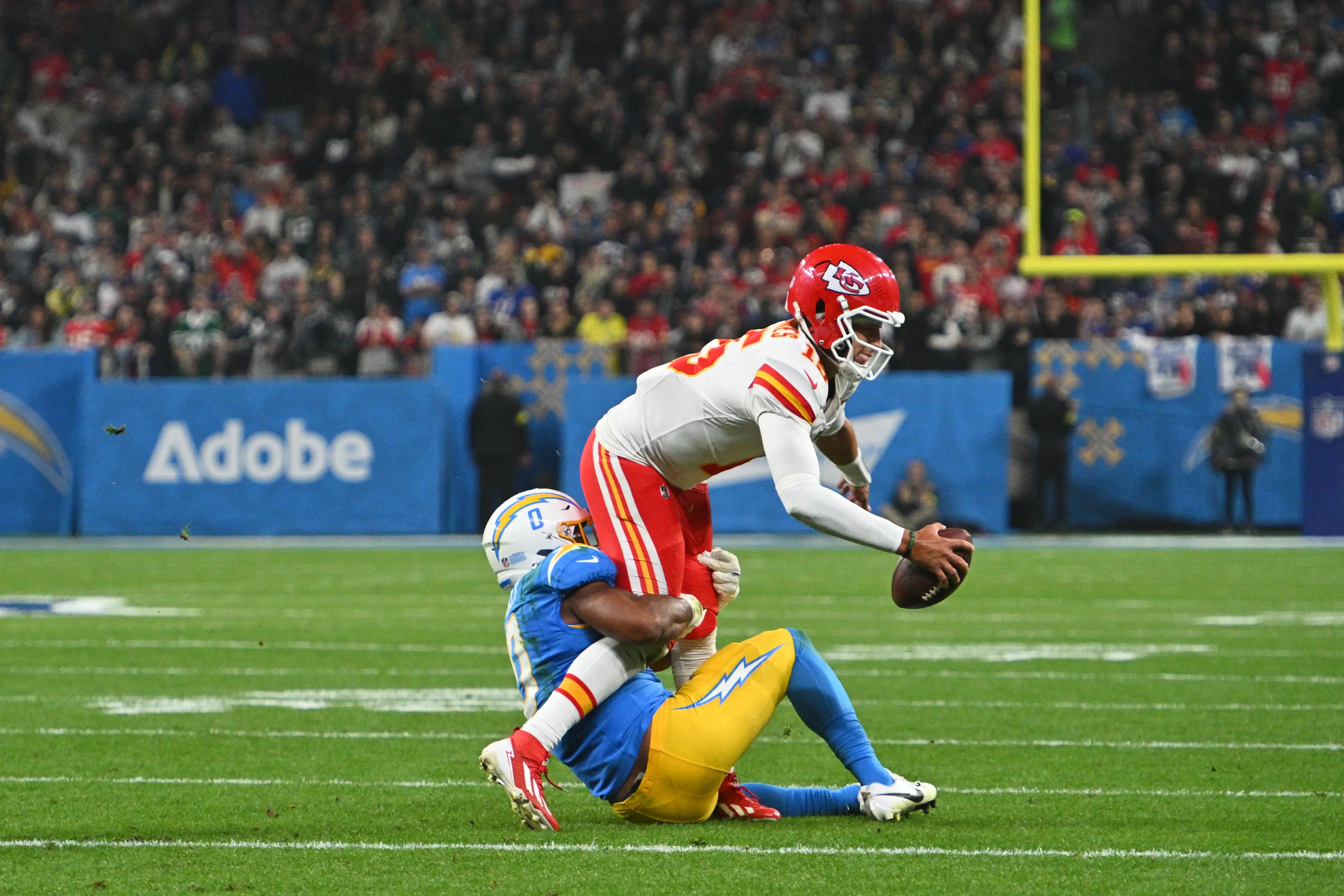 Patrick Mahomes tackled by Daiyan Henley. Image: Icon Sportswire / Contributor via Getty