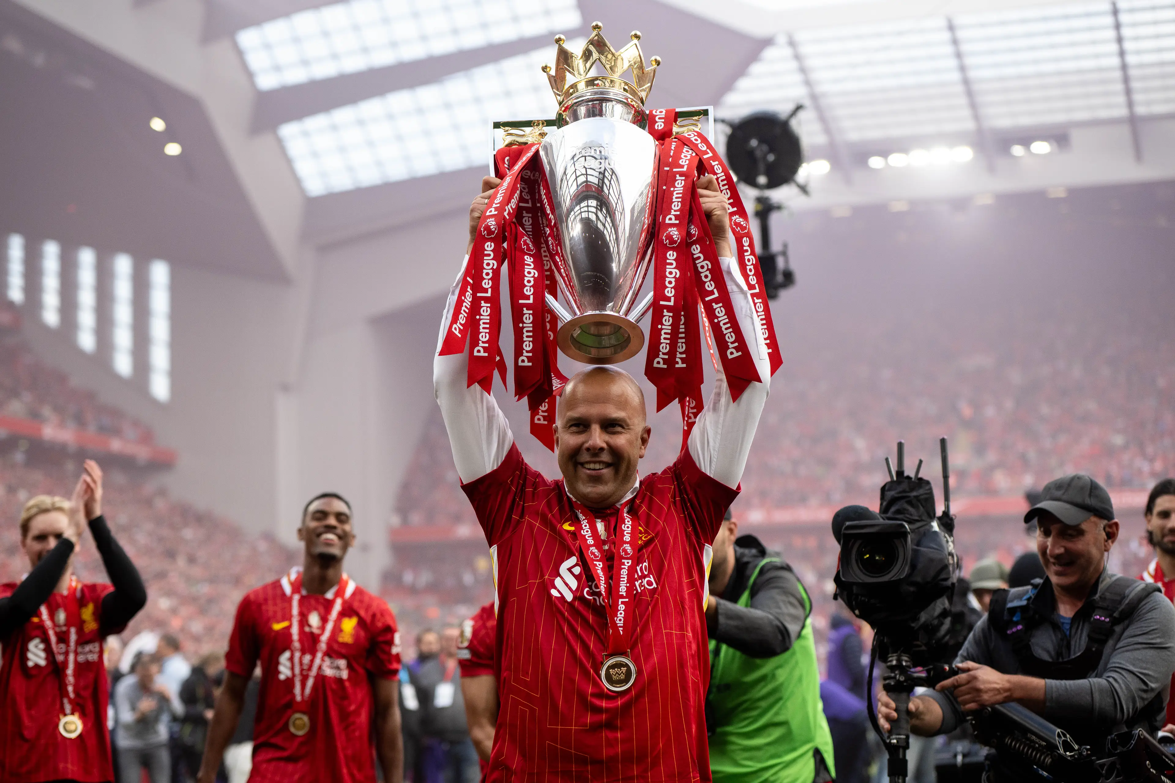 Arne Slot holds aloft the Premier League trophy. Image: Getty 
