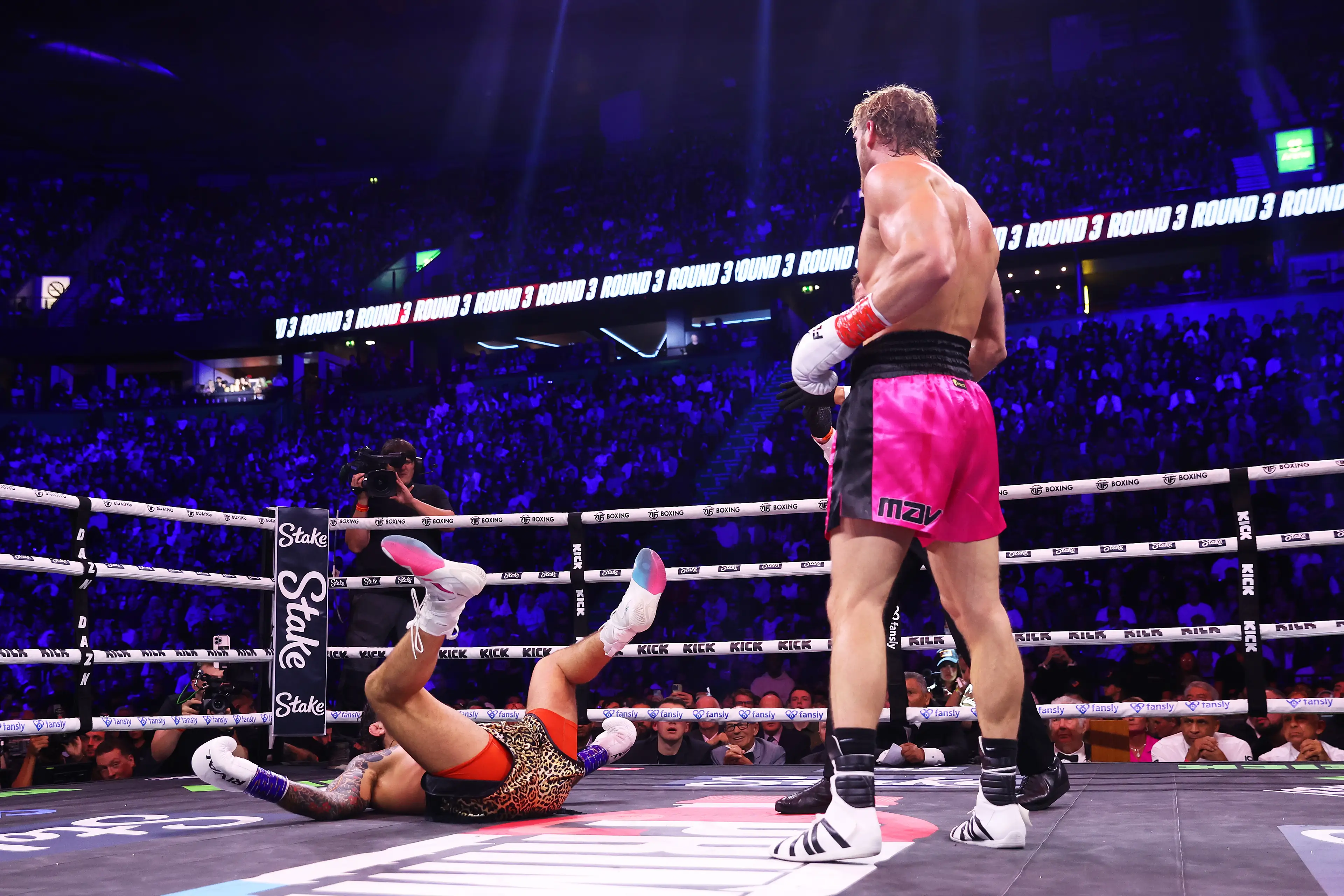 Dillon Danis pulls guard against Logan Paul. Image: Getty 