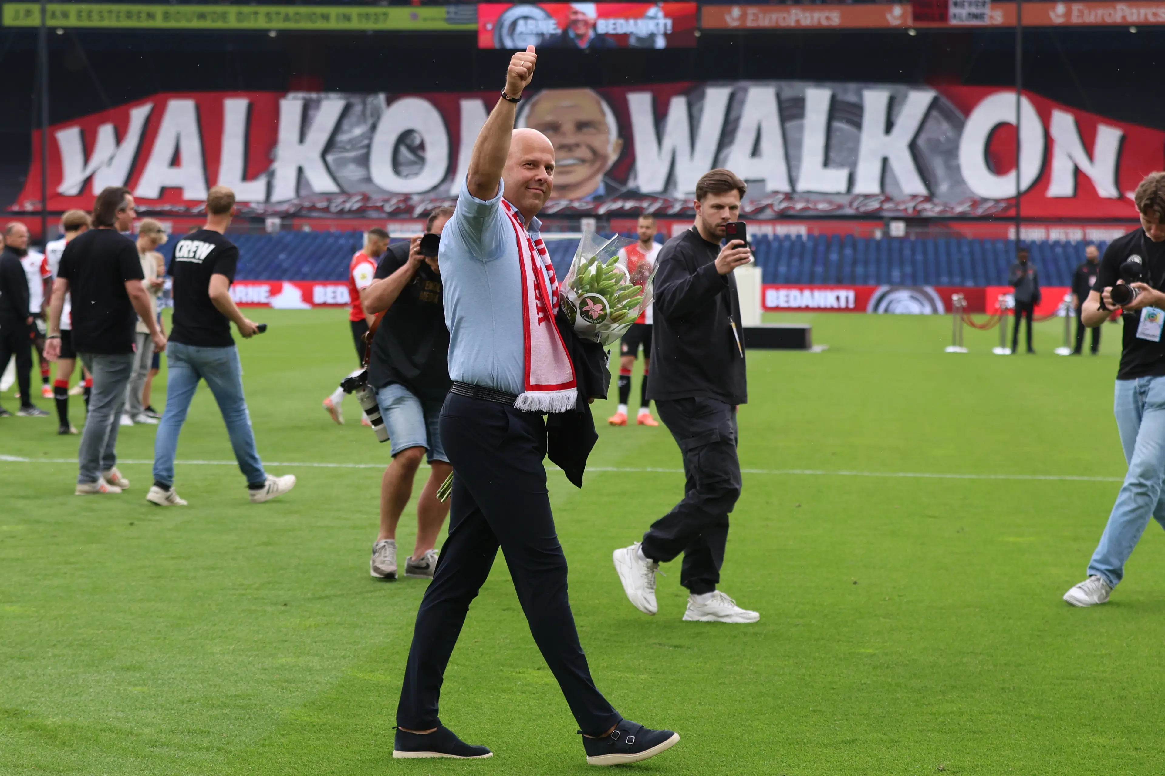 Arne Slot says goodbye to Feyenoord fans. Image: Getty  