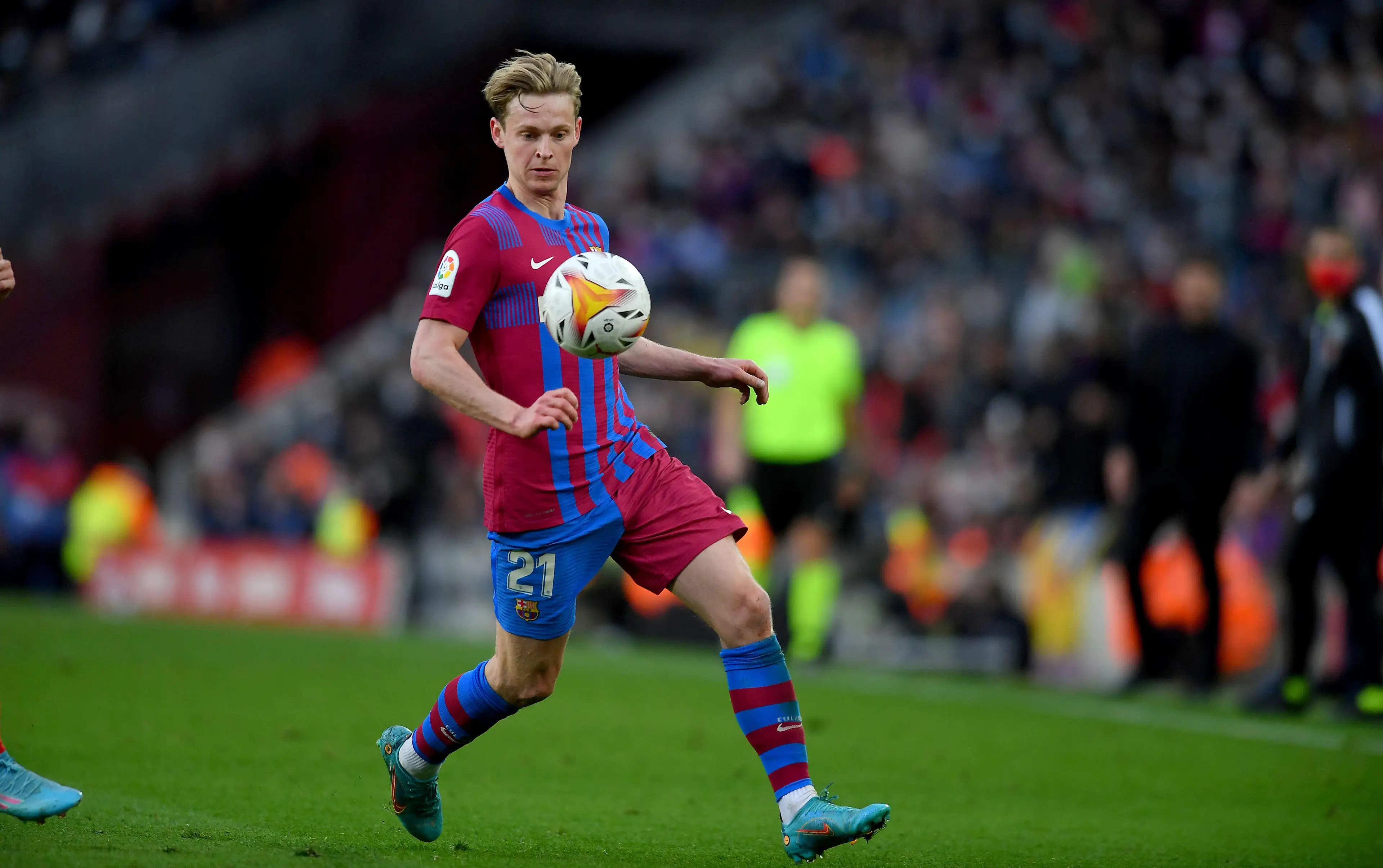 Frenkie de Jong in action for FC Barcelona Atletico de Madrid at Camp Nou Stadium (Alamy)