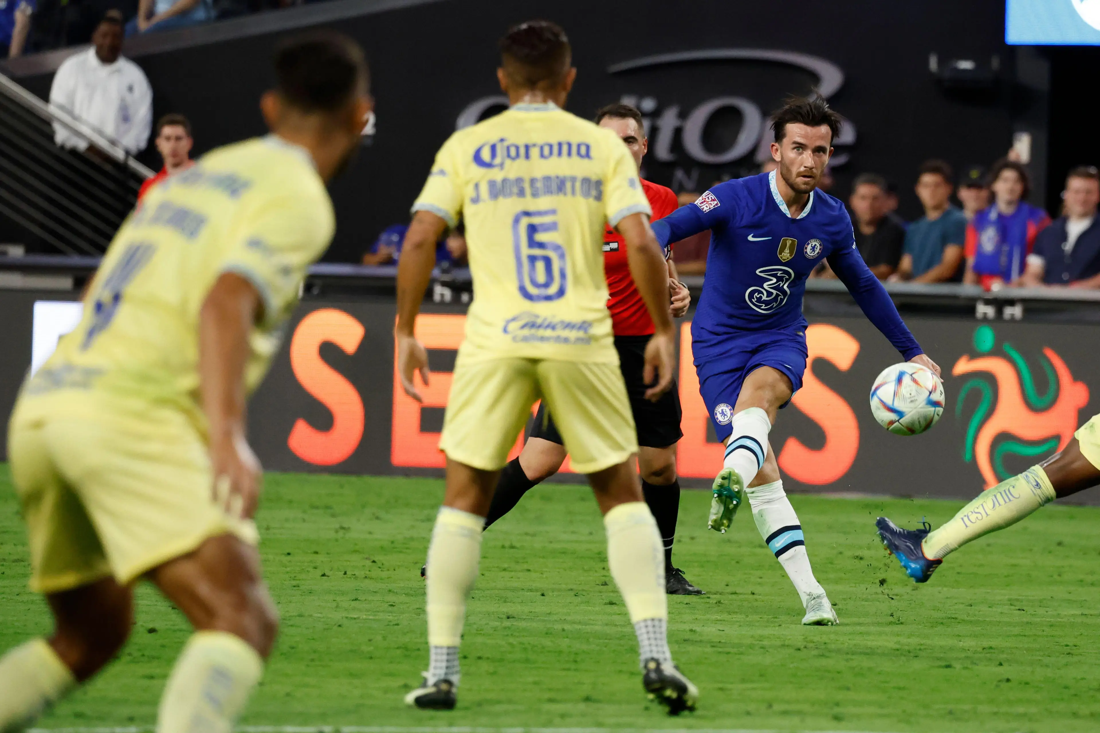 Ben Chilwell (21) of Chelsea passes the ball during a friendly match between Chelsea FC and Club America. (Alamy)