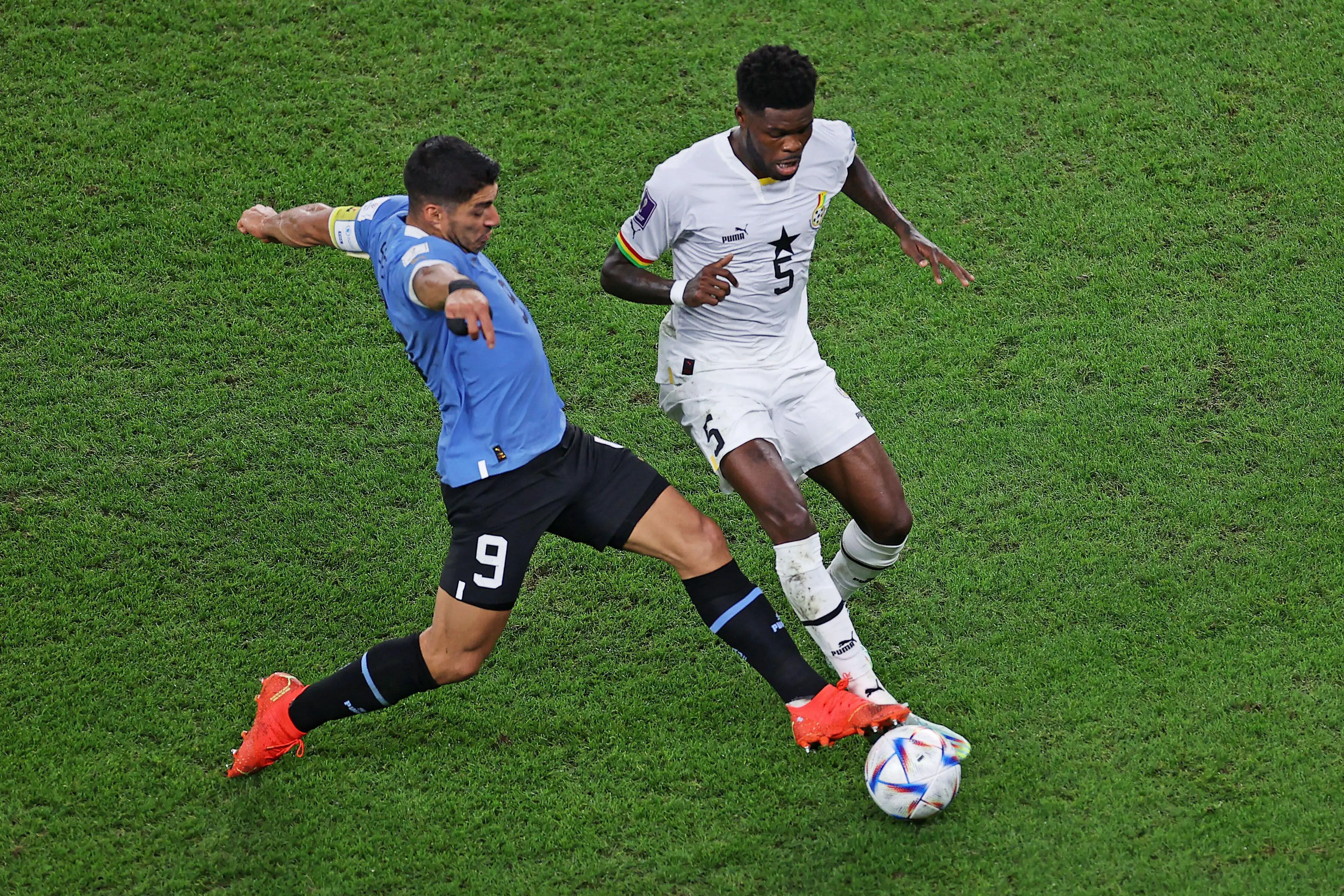 Suarez attempts to tackle Partey. (Image