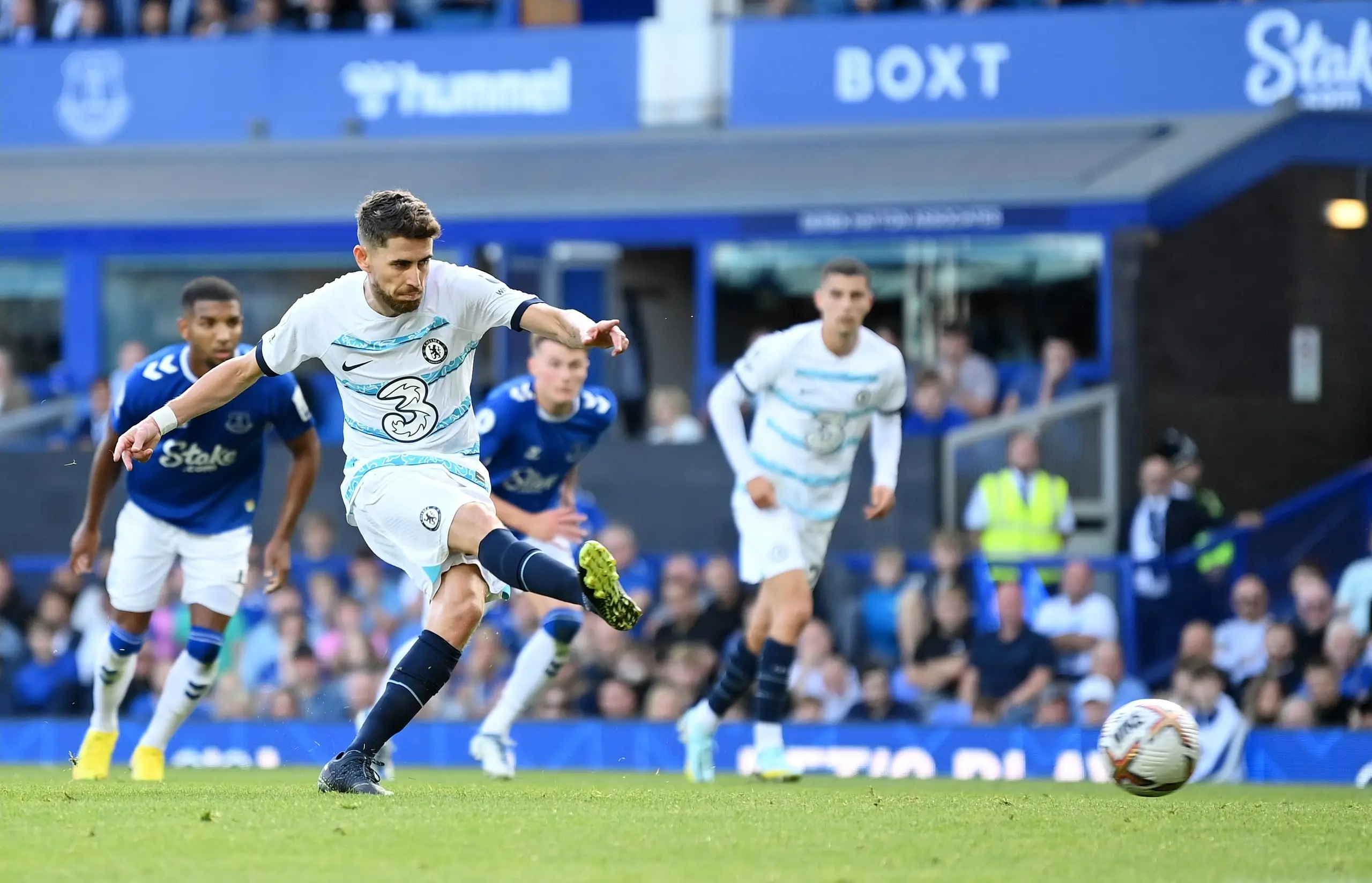 Jorginho scoring his penalty for Chelsea against Everton. (Chelsea FC)