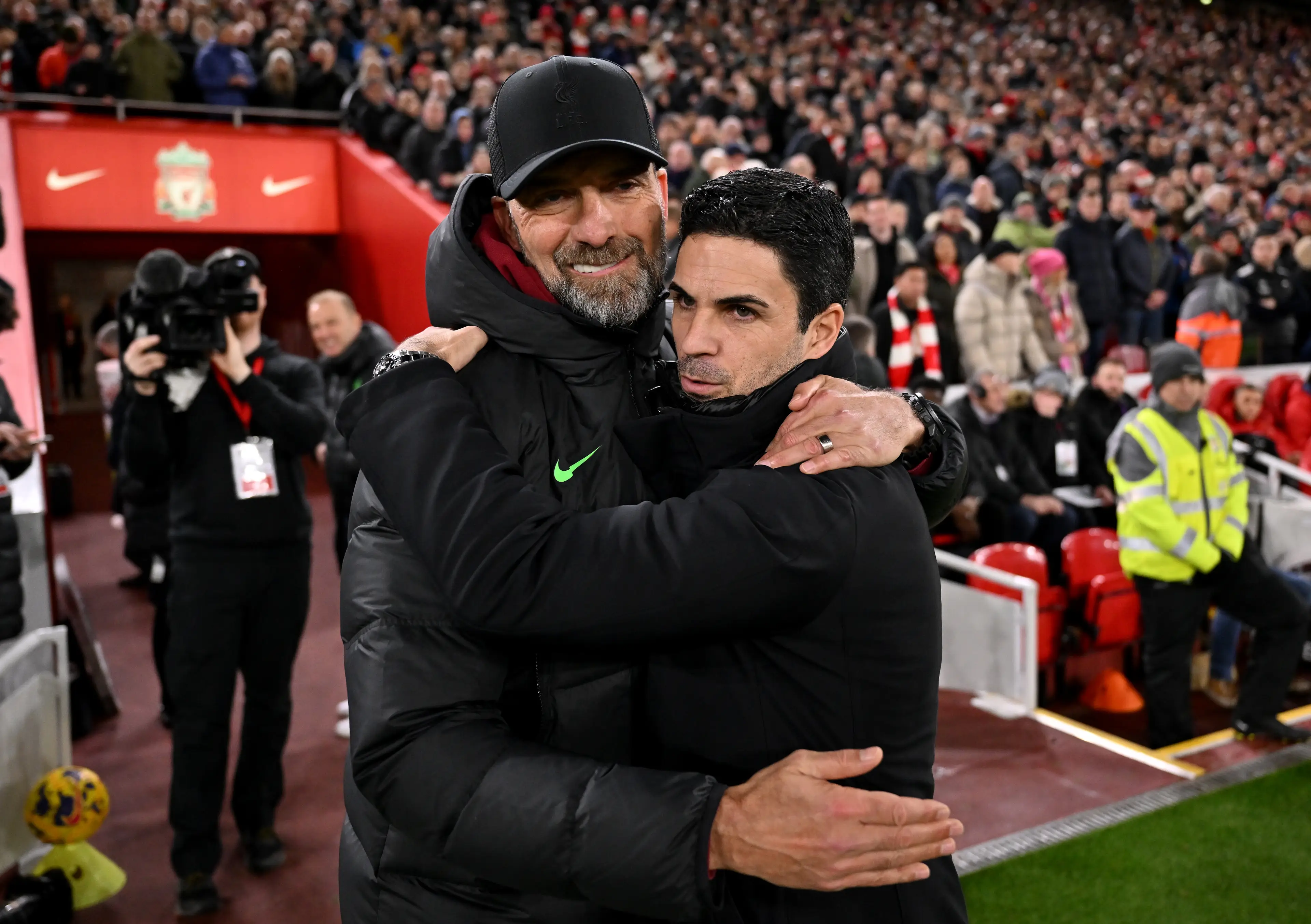 Jurgen Klopp and Mikel Arteta share an embrace before Liverpool vs. Arsenal last season. Image: Getty