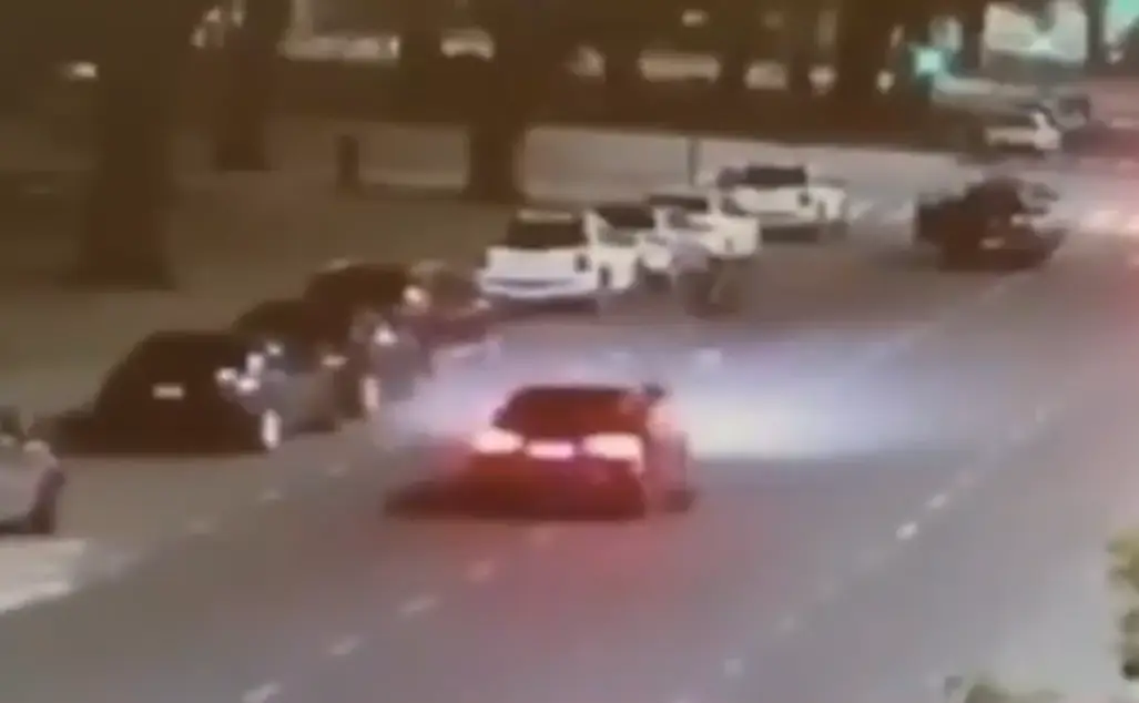 Aravena attempted to get into the car, before Salvio drives off. Image: TyC