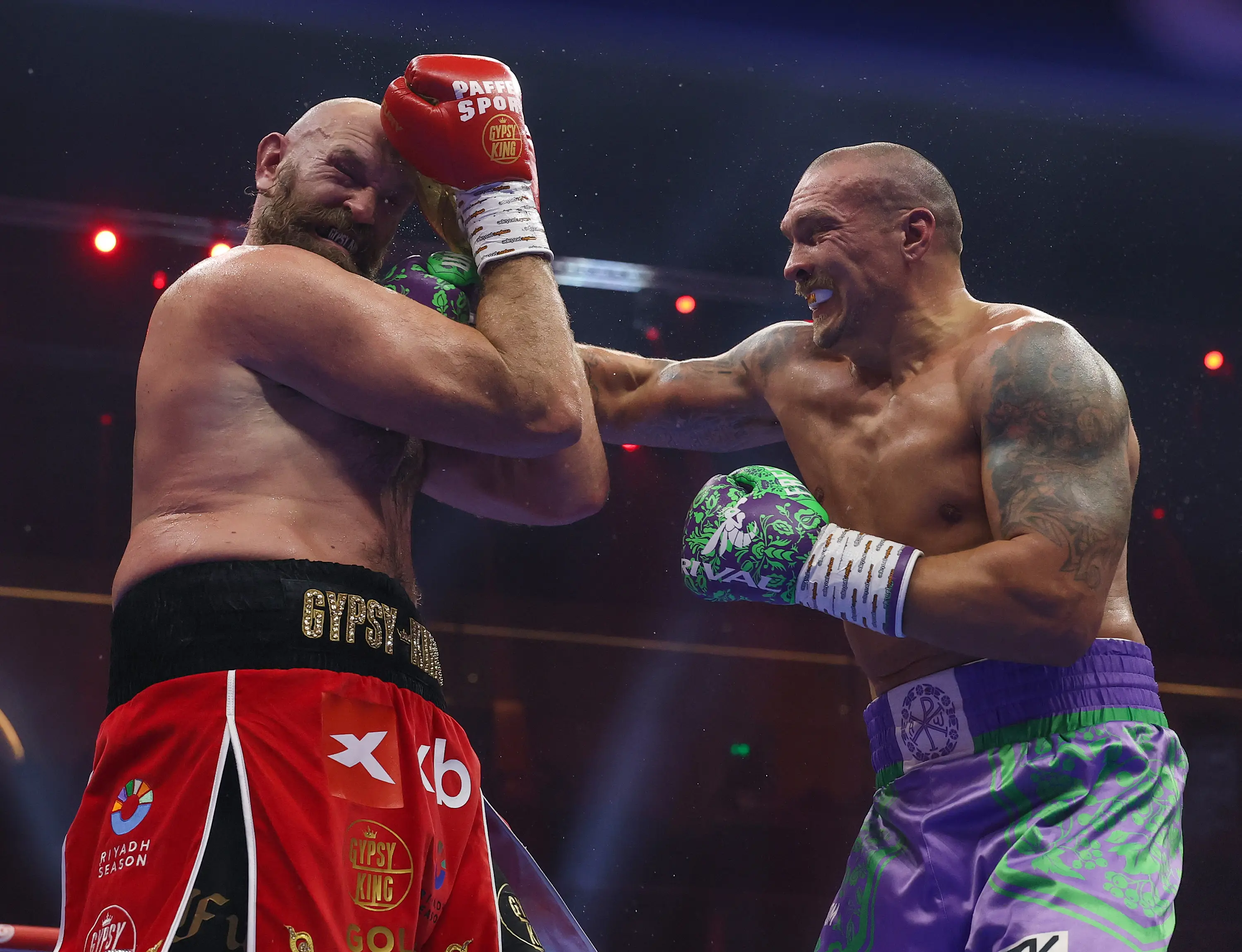 Oleksandr Usyk lands a punch on Tyson Fury. Image: Getty 