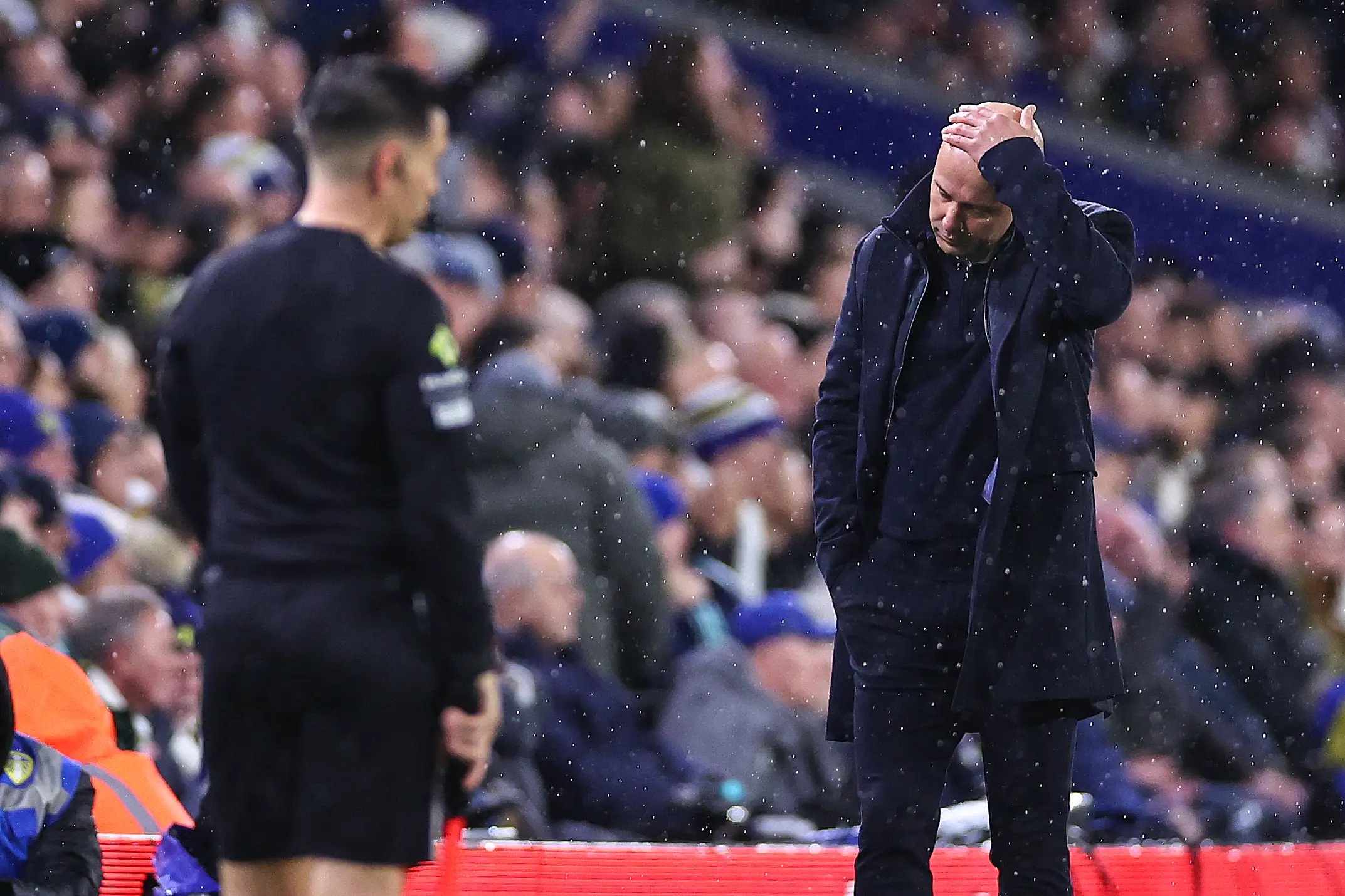Arne Slot cuts a dejected figure on the touchline during Leeds United vs. Liverpool. Image: Getty 