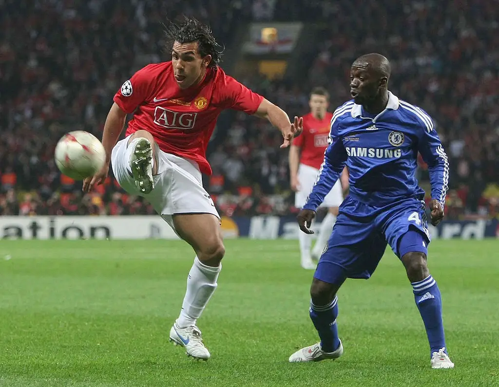 Claude Makelele (right) challenges Carlos Tevez in the 2007/08 Champions League final (Credit:Getty)
