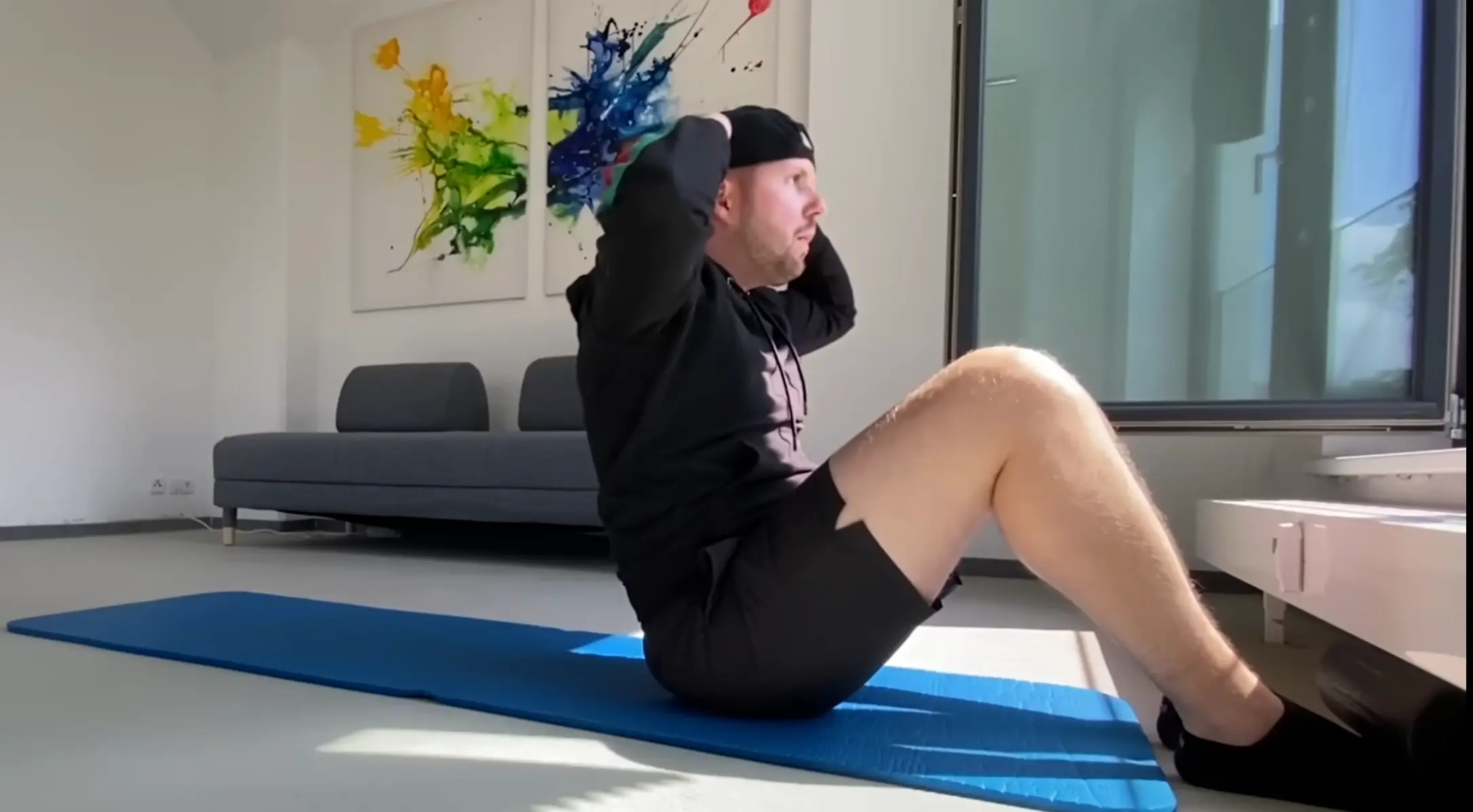 The YouTuber in action during a sit-up. Image: YouTuber/100 Days 