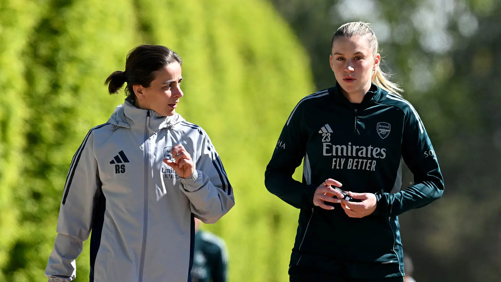 Arsenal head coach Renee Slegers in conversation with Alessia Russo (Image: Getty)