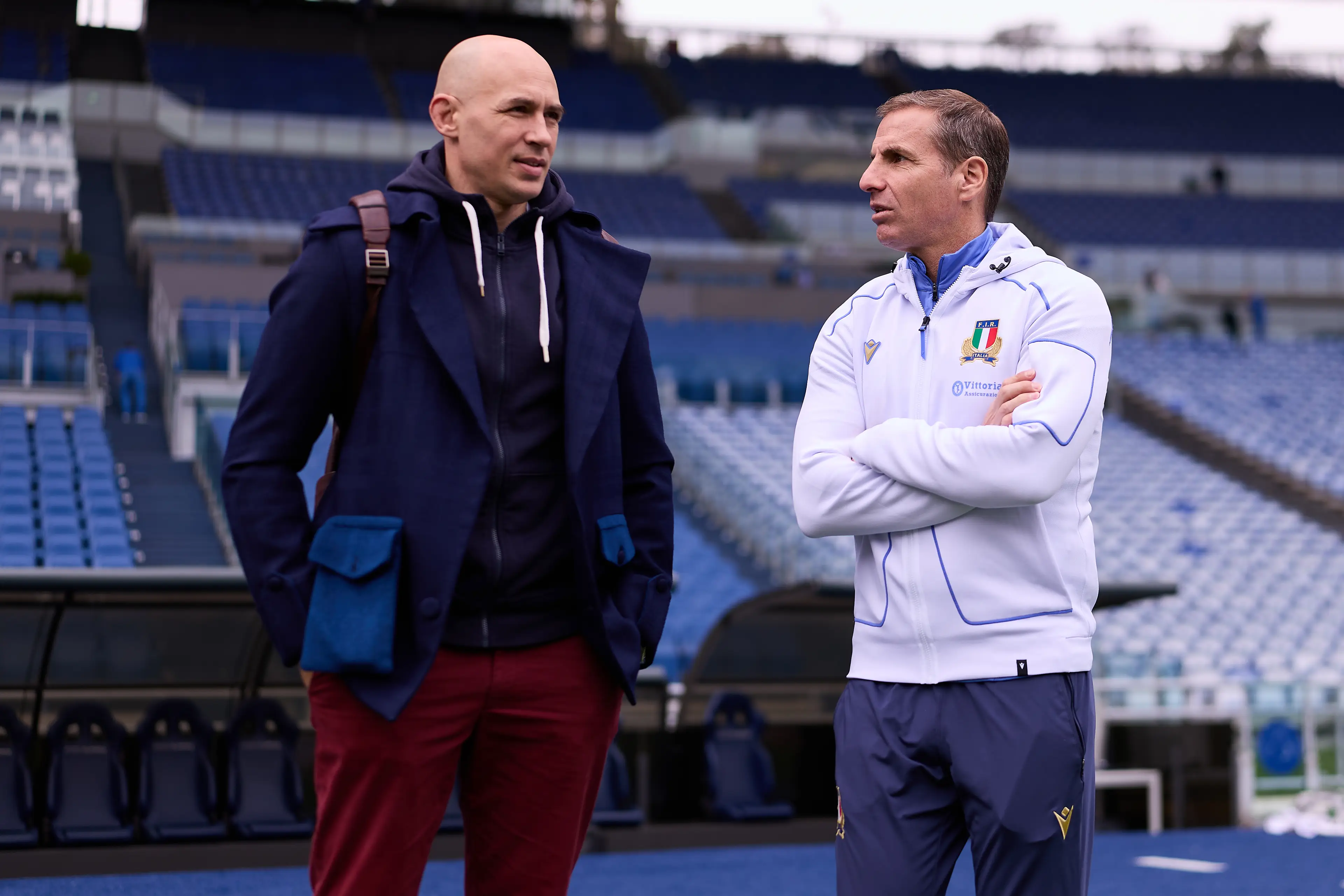 Former Italian rugby player Sergio Parisse talks with Gonzalo Quesada, Head Coach of Italy during the Italy Captain's Run at Stadio Olimpico on March 06, 2026 in Rome, Italy. (Getty Images)