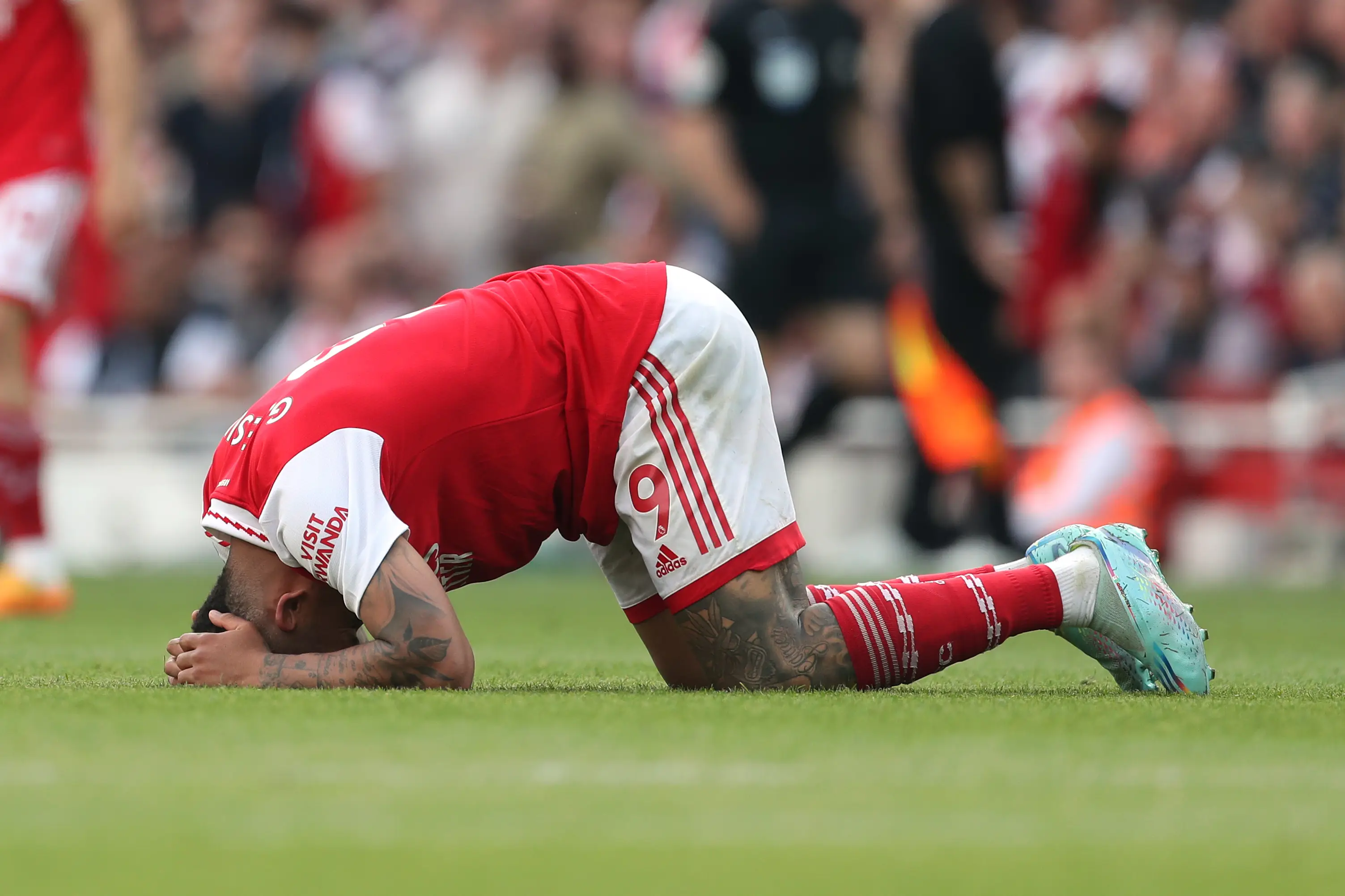 Gabriel Jesus suffers a knock during an Arsenal game. Image: Getty 