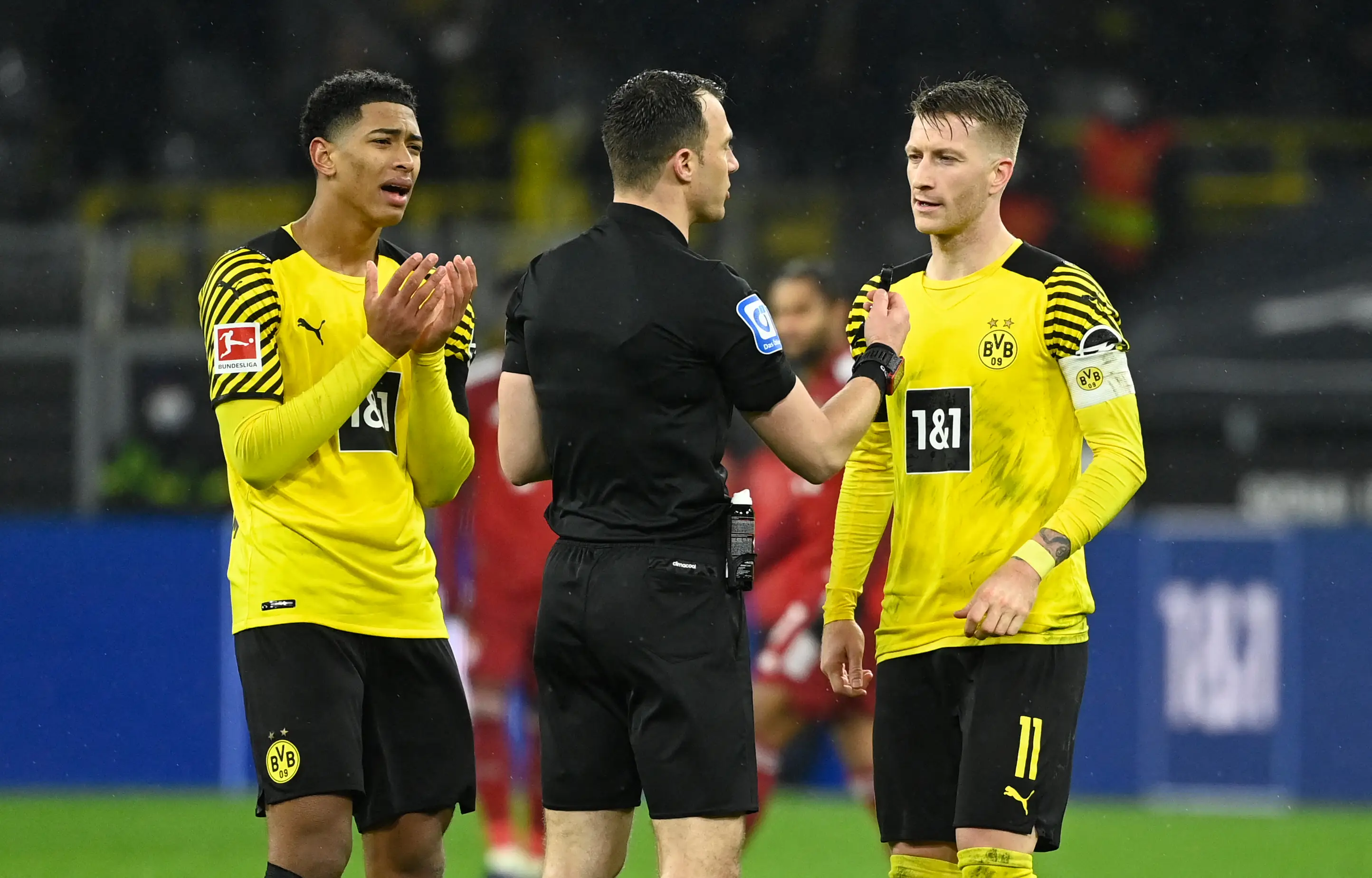 Jude Bellingham pleads with Felix Zwayer during Borussia Dortmund vs. Bayern Munich. Image: Getty 