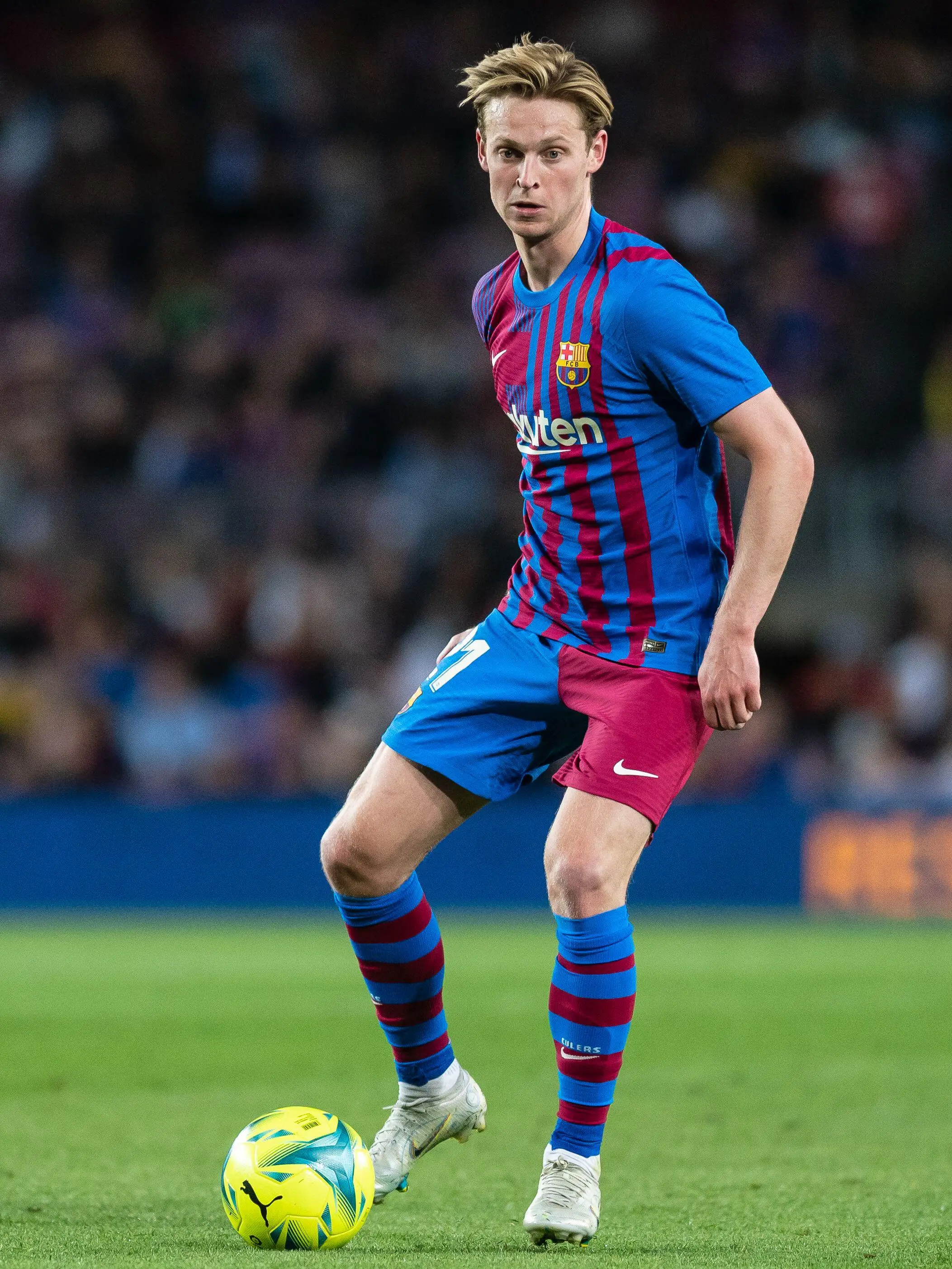 Frenkie de Jong on the ball for Barcelona. (Alamy)