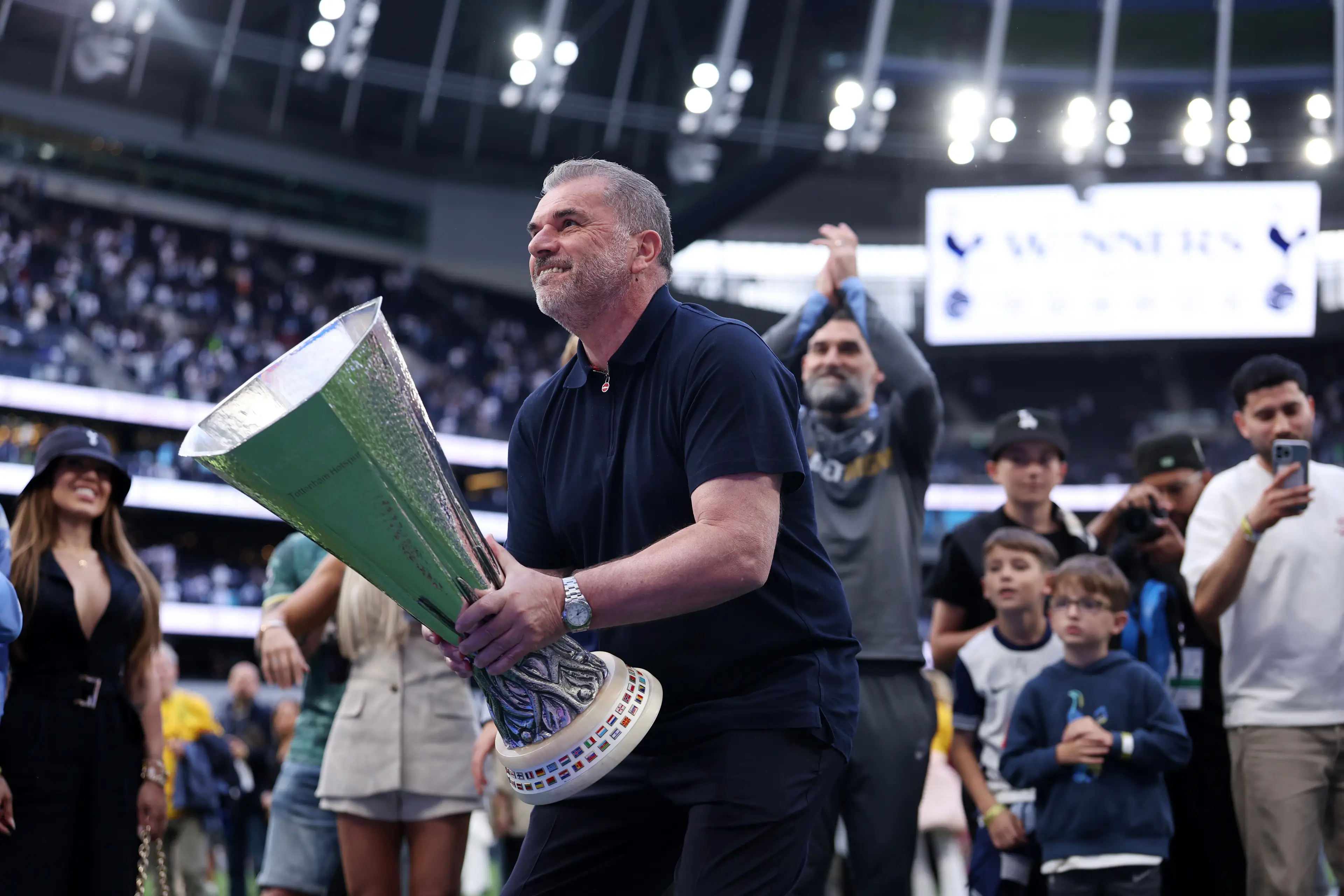 Ange Postecoglou holds aloft the Europa League trophy. Image: Getty 