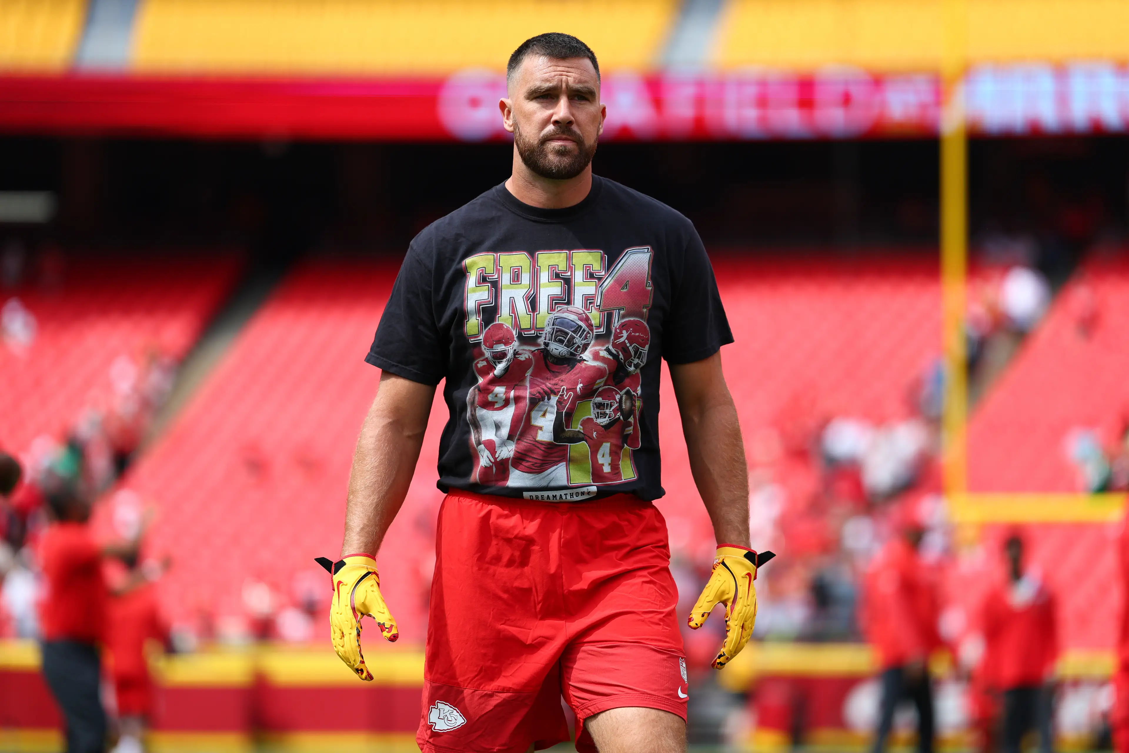 Travis Kelce wears a shirt in support of Rashee Rice. Image: Kevin Sabitus / Contributor via Getty