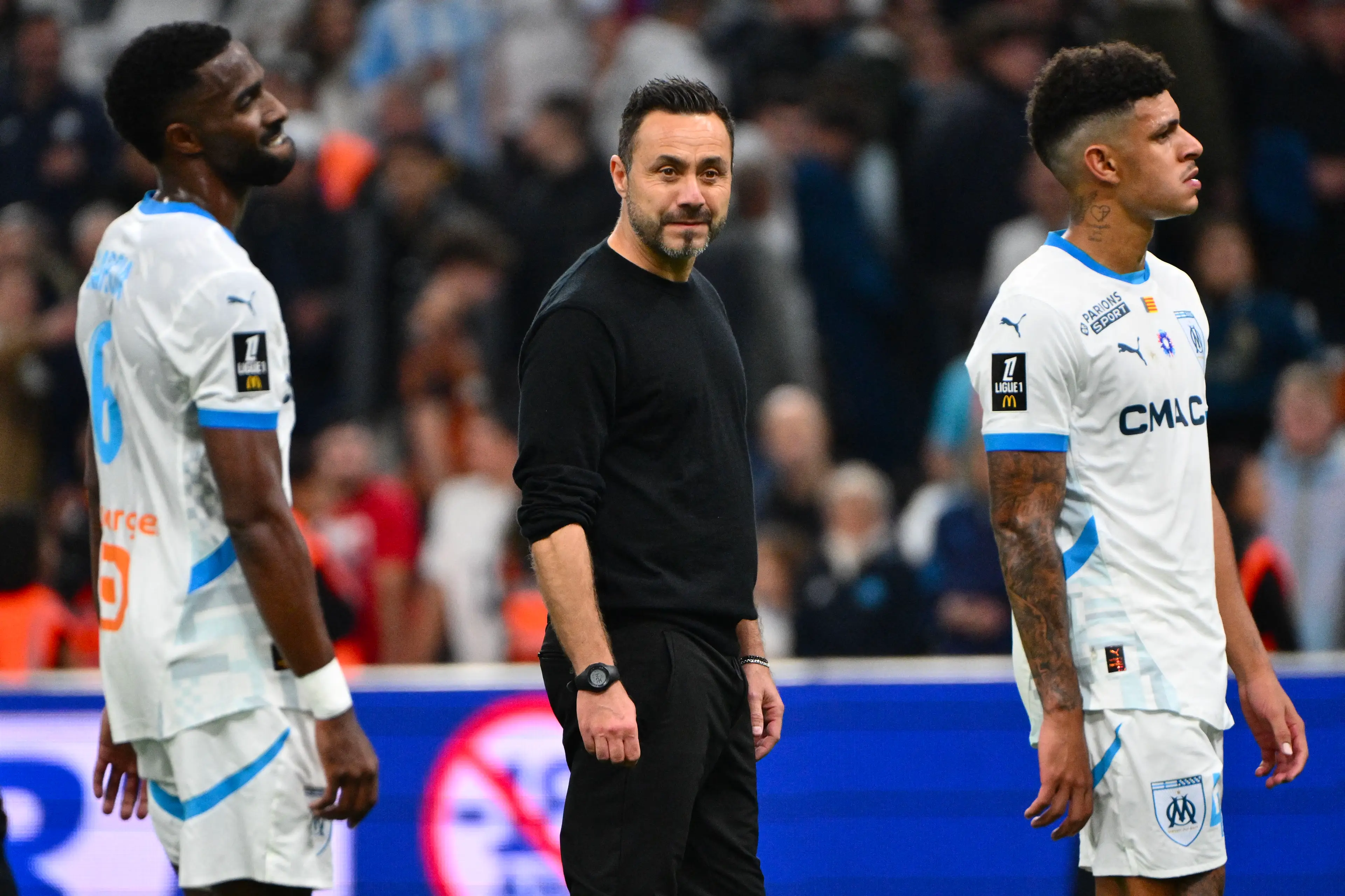 Roberto De Zerbi cuts a frustrated figure after Marseille's defeat to Auxerre. Image: Getty 