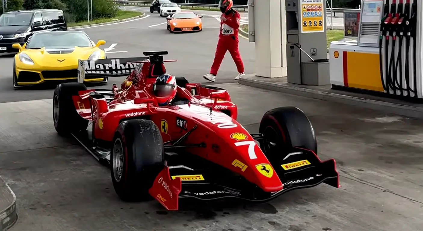 The 'phantom F1 car' stopping for petrol (credit: Track Zone)