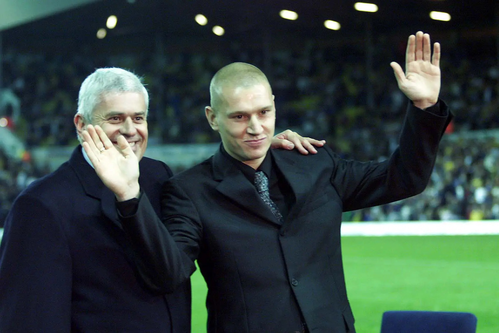 Seth Johnson poses with Leeds chairman Peter Ridsdale on the Elland Road pitch after signing. Image: Getty