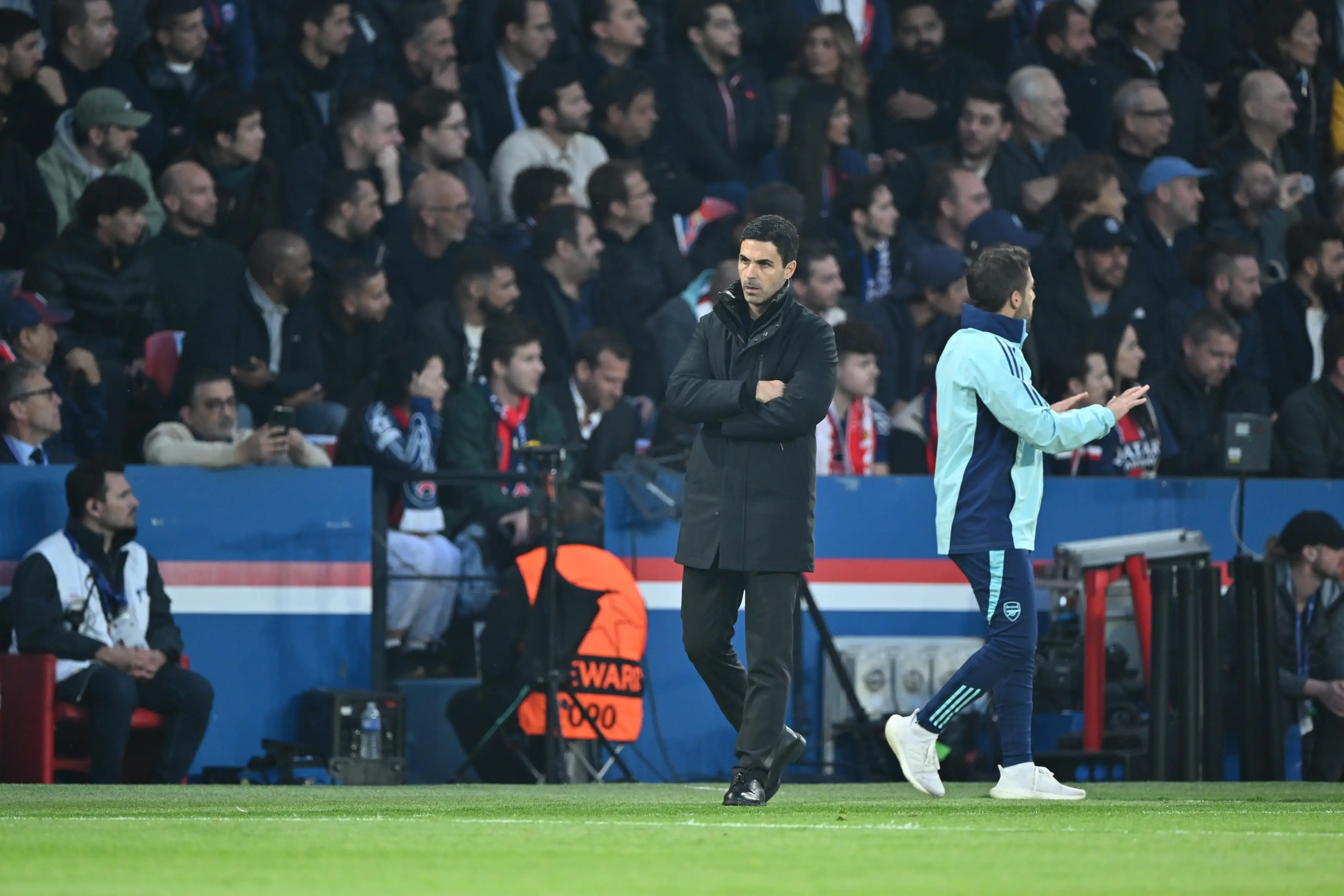 Mikel Arteta on the touchline during PSG vs. Arsenal. Image: Getty 