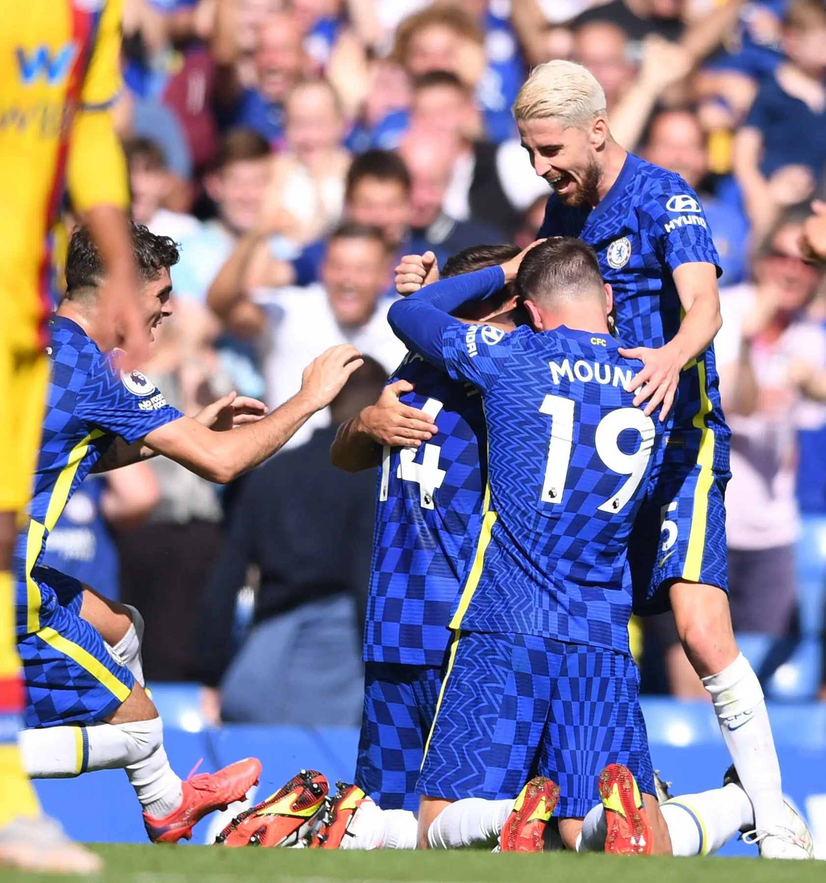 Trevoh Chalobah of Chelsea celebrates with his team after scoring. (Alamy)